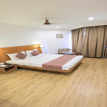 Hotel Surya Vadodara Bagian luar foto