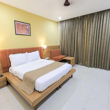 Hotel Surya Vadodara Bagian luar foto