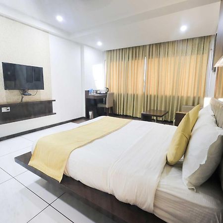 Hotel Surya Vadodara Bagian luar foto