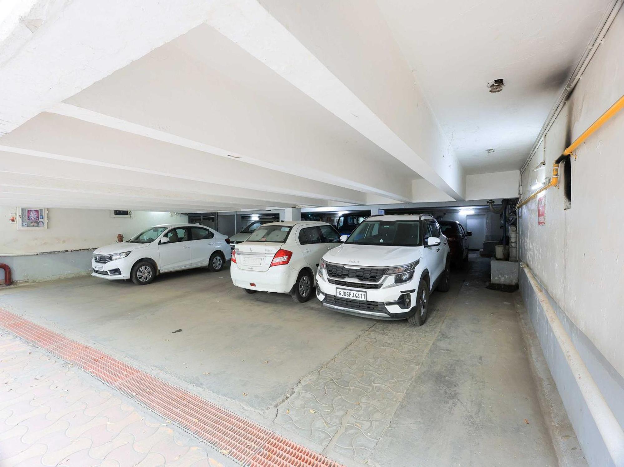 Hotel Surya Vadodara Bagian luar foto