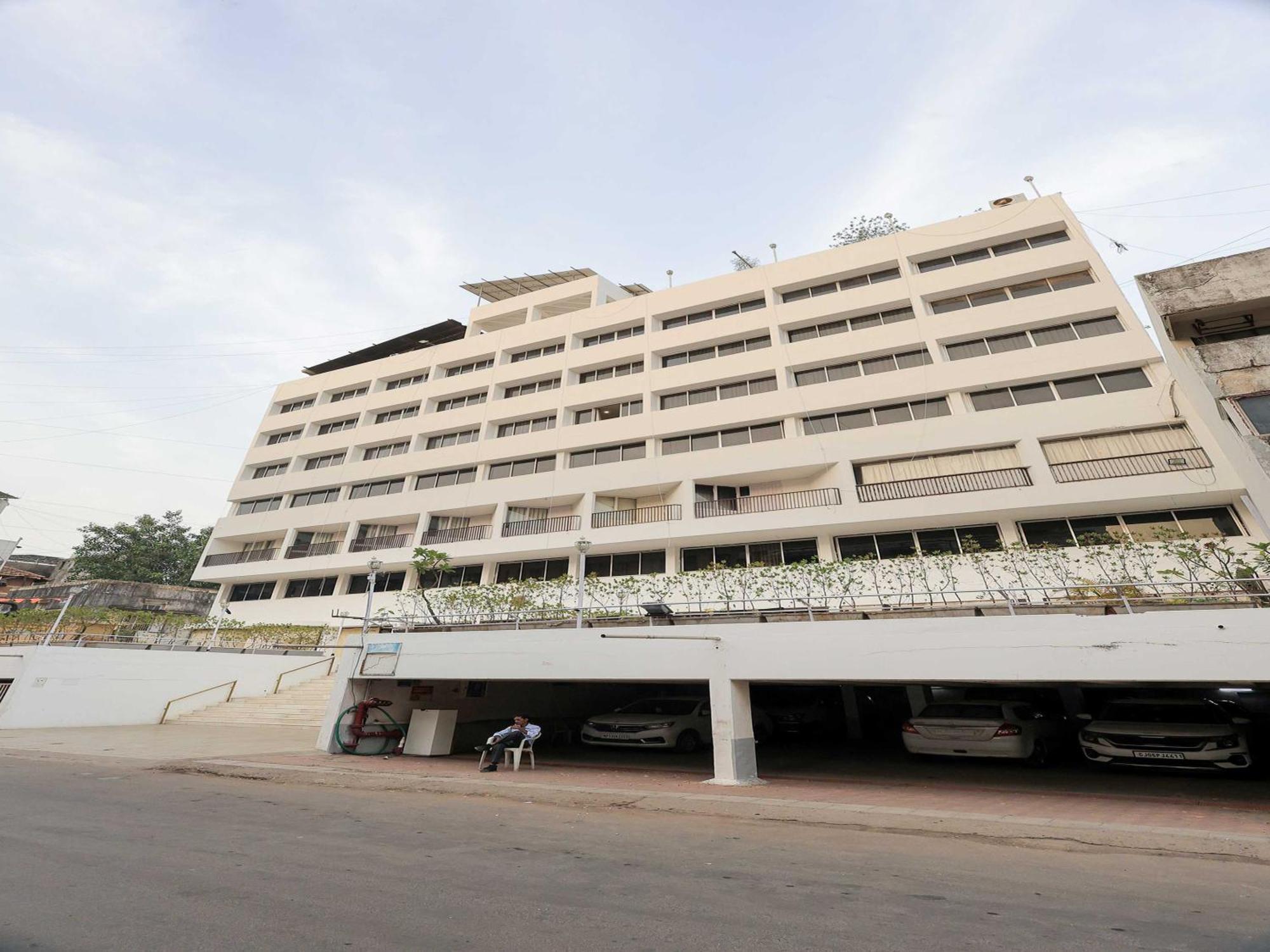 Hotel Surya Vadodara Bagian luar foto