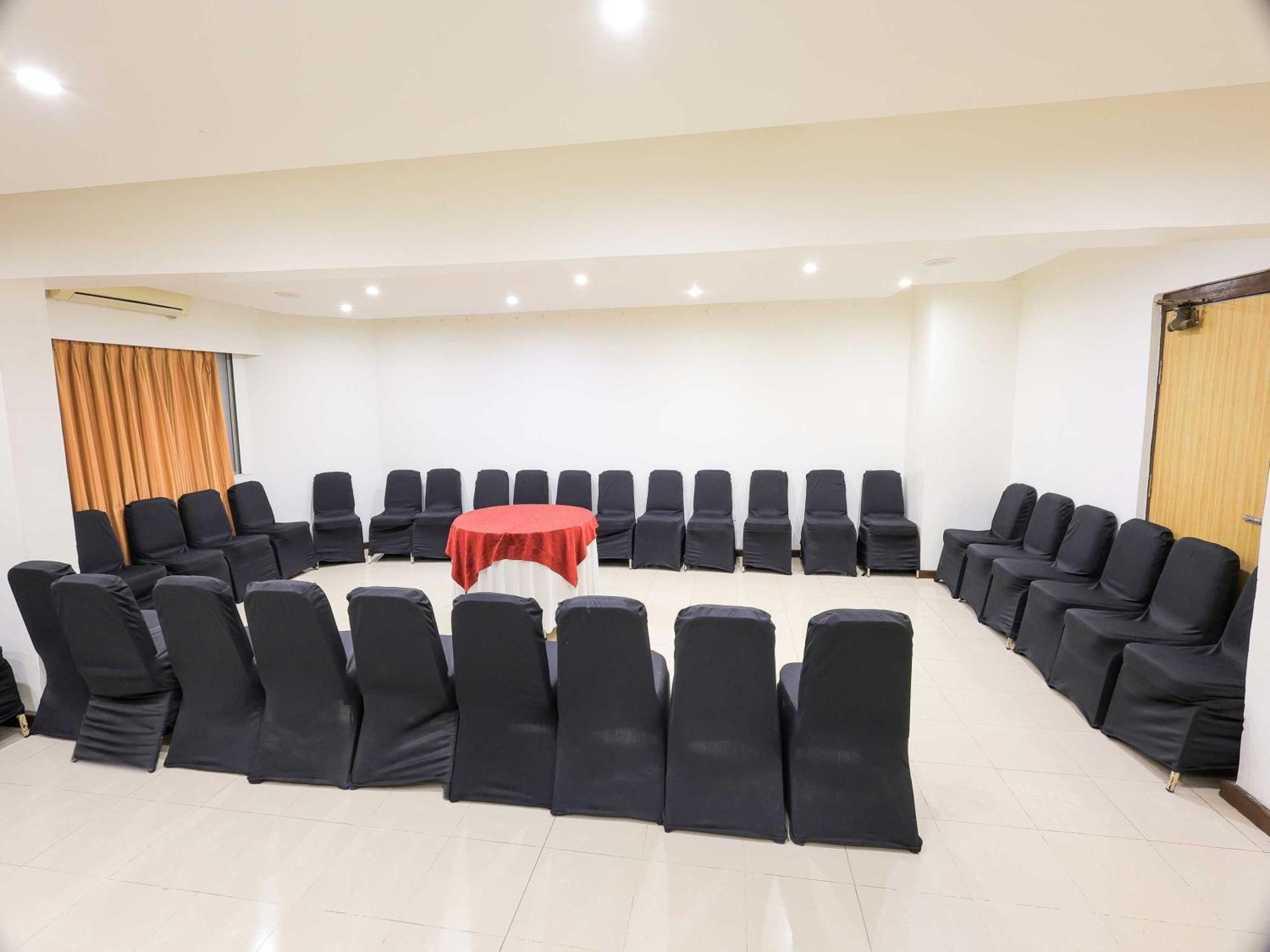 Hotel Surya Vadodara Bagian luar foto