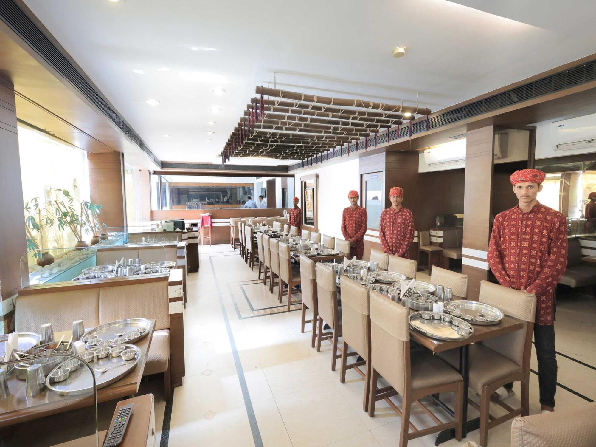Hotel Surya Vadodara Bagian luar foto