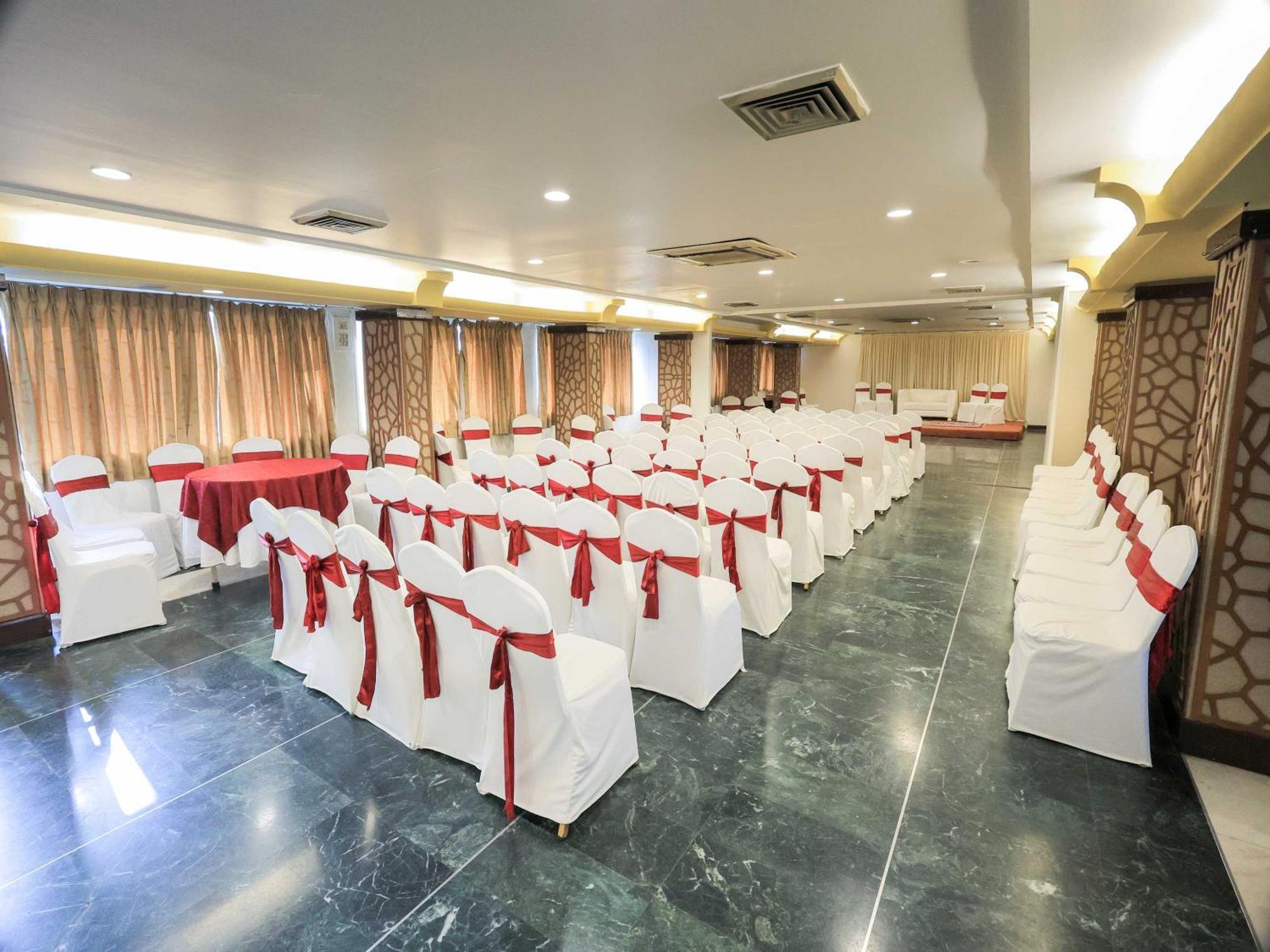 Hotel Surya Vadodara Bagian luar foto