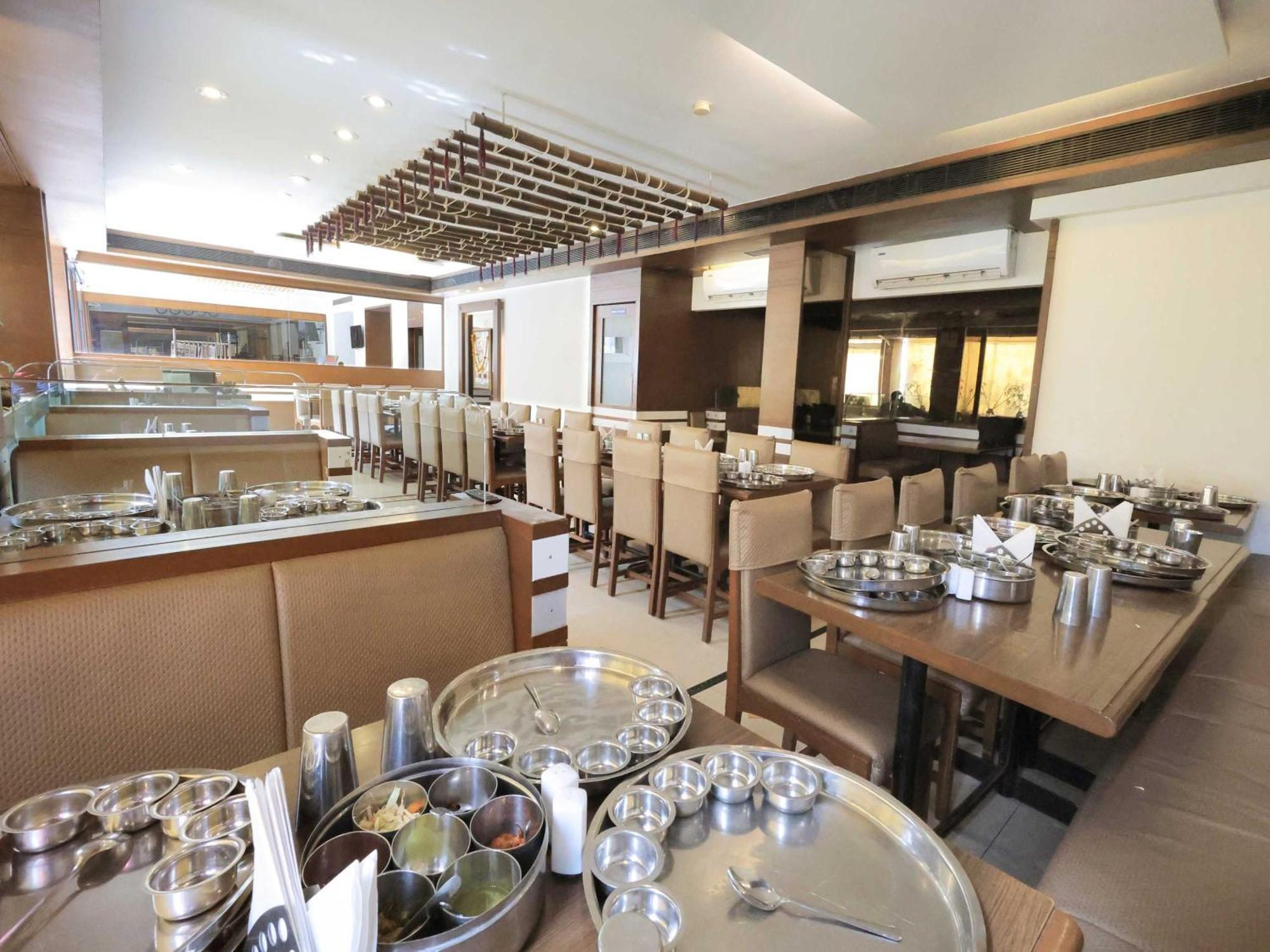 Hotel Surya Vadodara Bagian luar foto