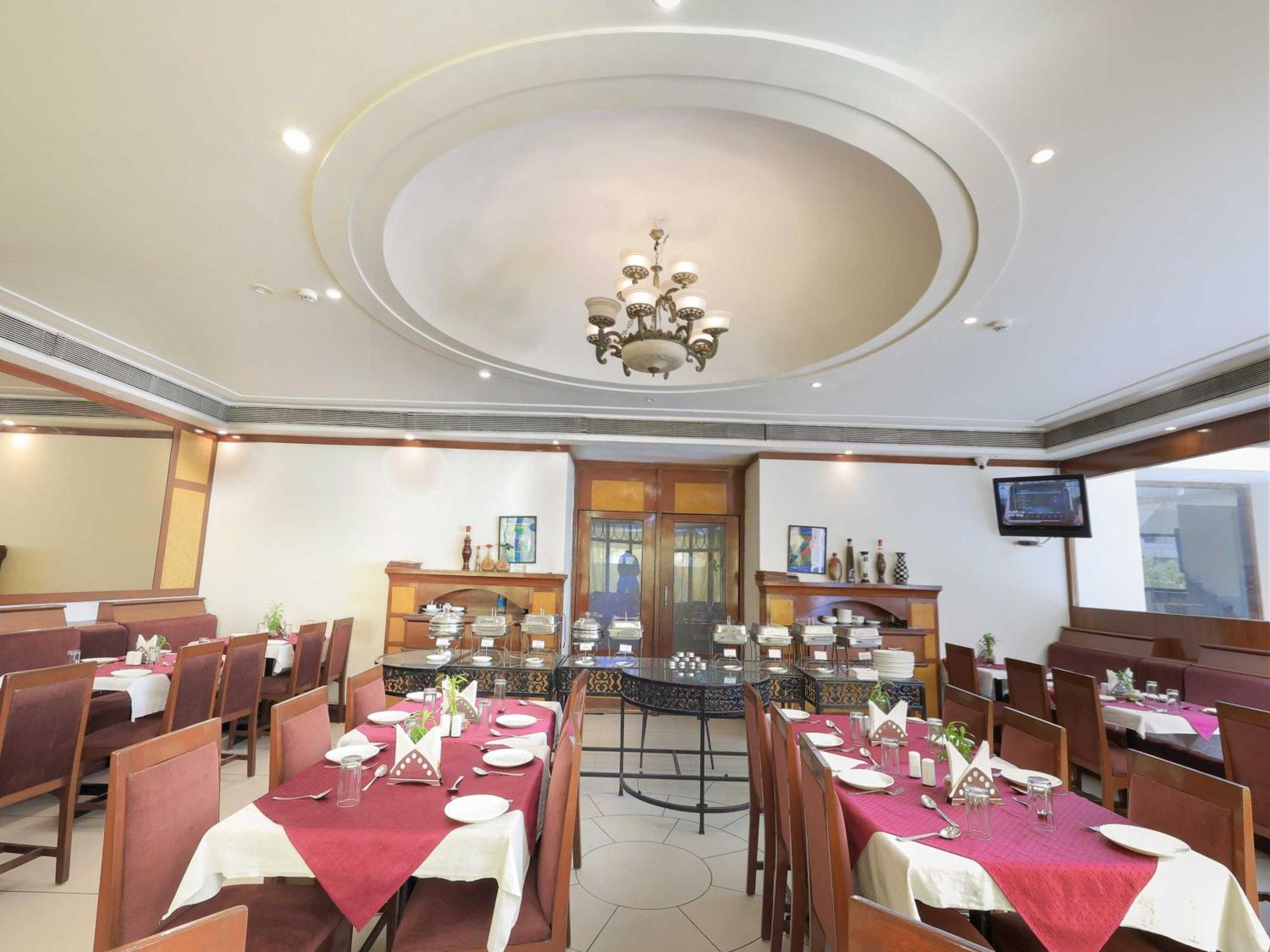 Hotel Surya Vadodara Bagian luar foto