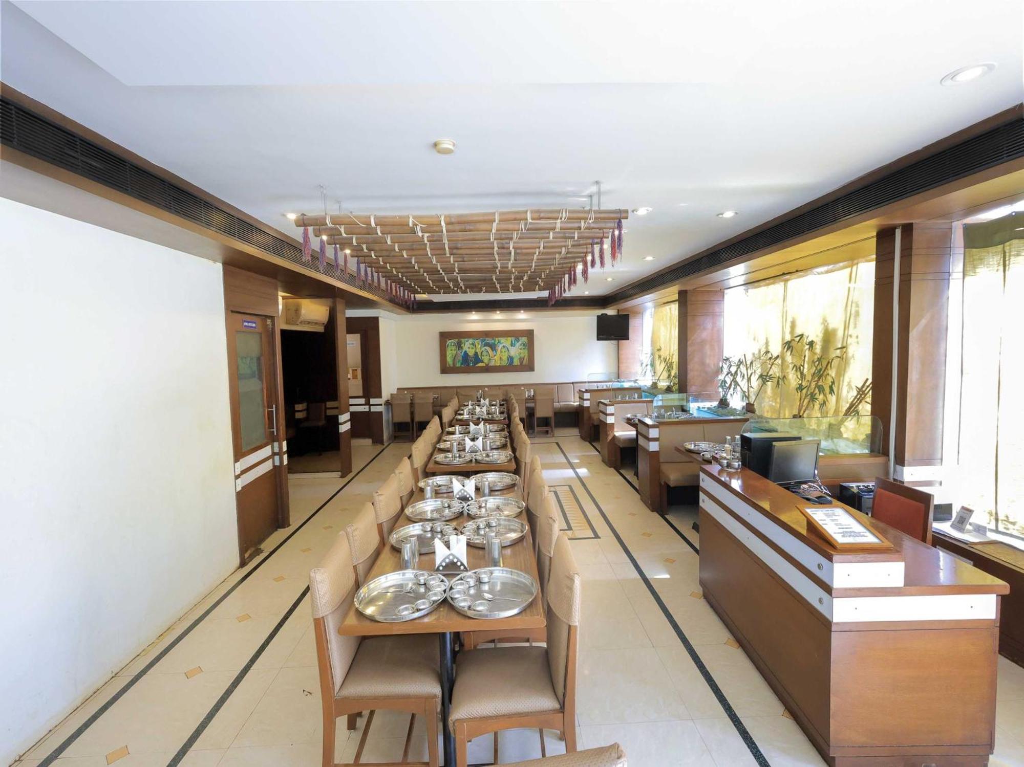 Hotel Surya Vadodara Bagian luar foto