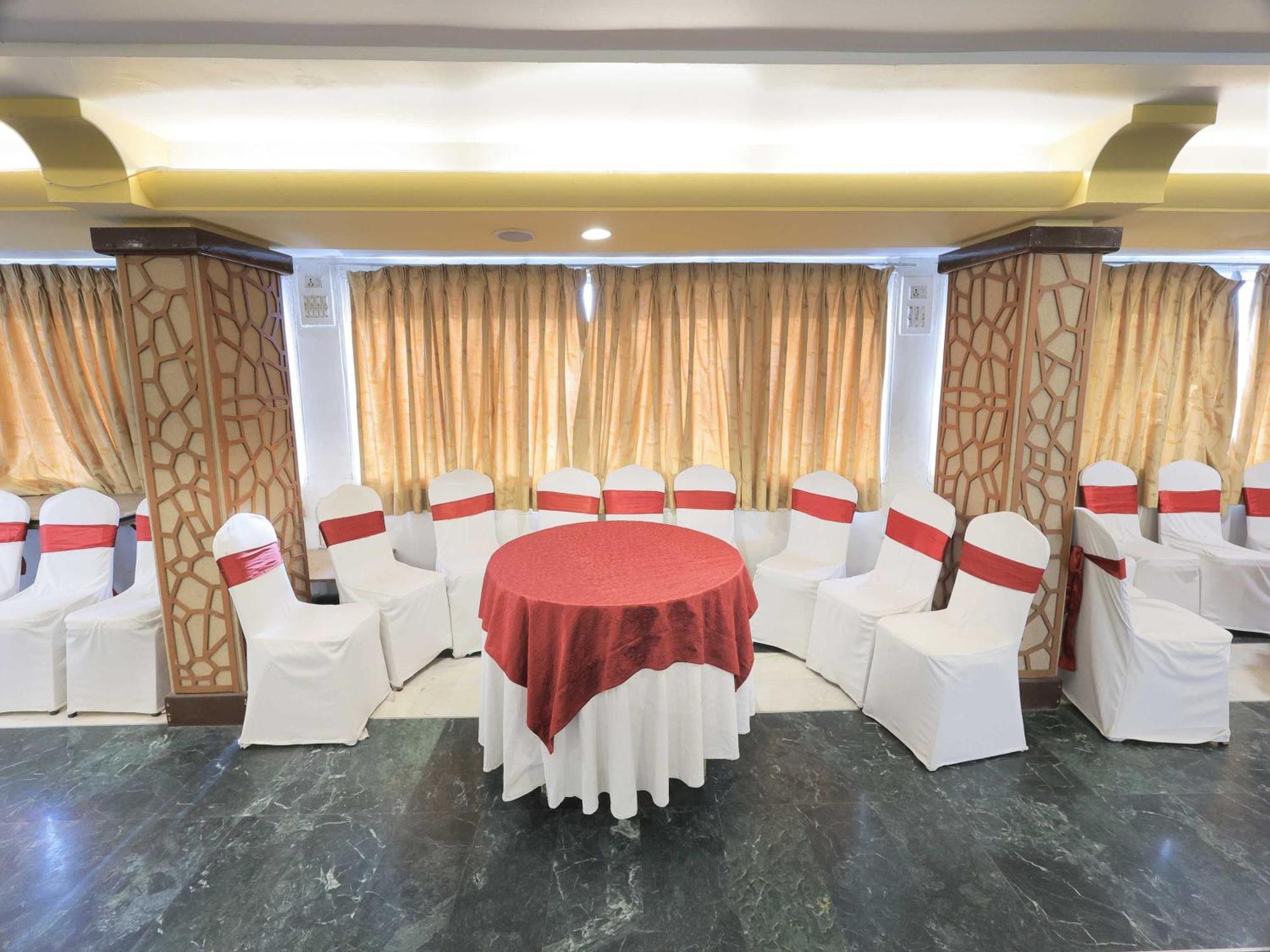 Hotel Surya Vadodara Bagian luar foto