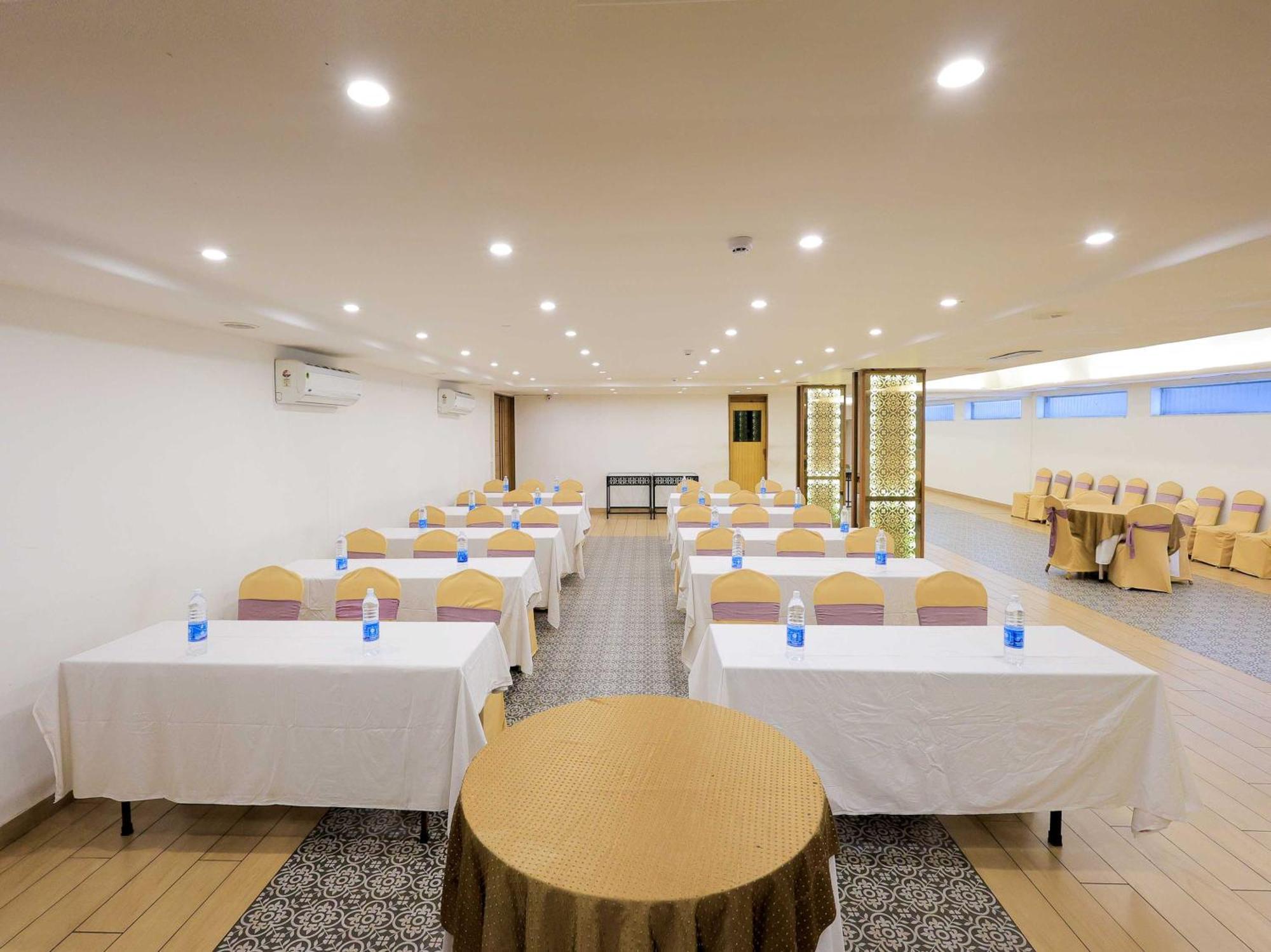 Hotel Surya Vadodara Bagian luar foto