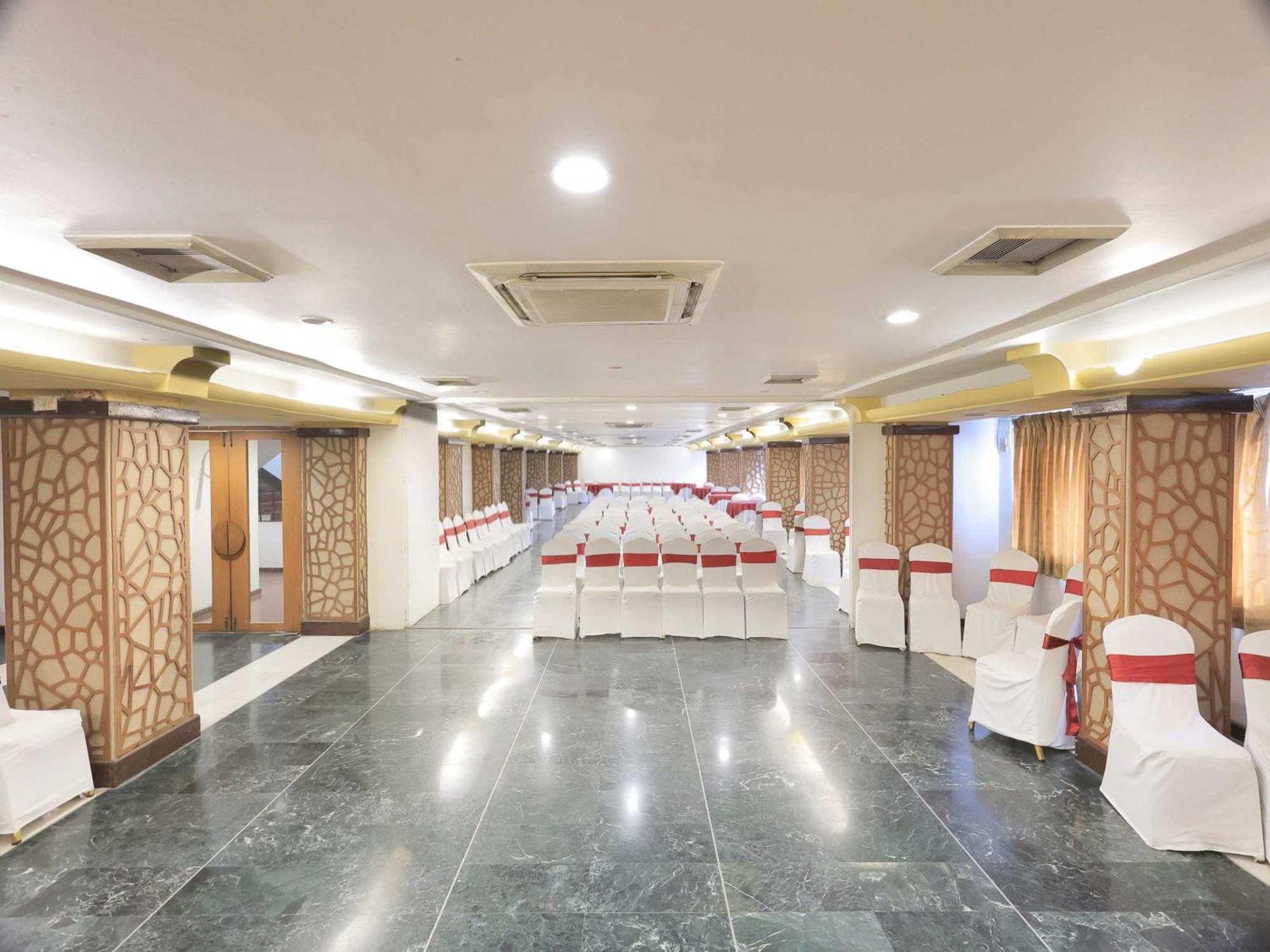 Hotel Surya Vadodara Bagian luar foto