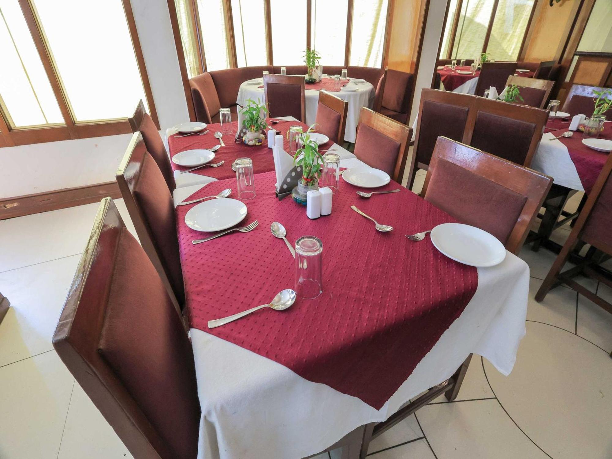 Hotel Surya Vadodara Bagian luar foto