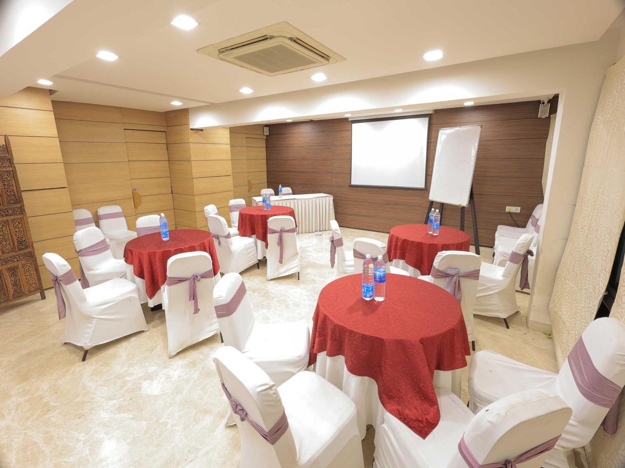 Hotel Surya Vadodara Bagian luar foto