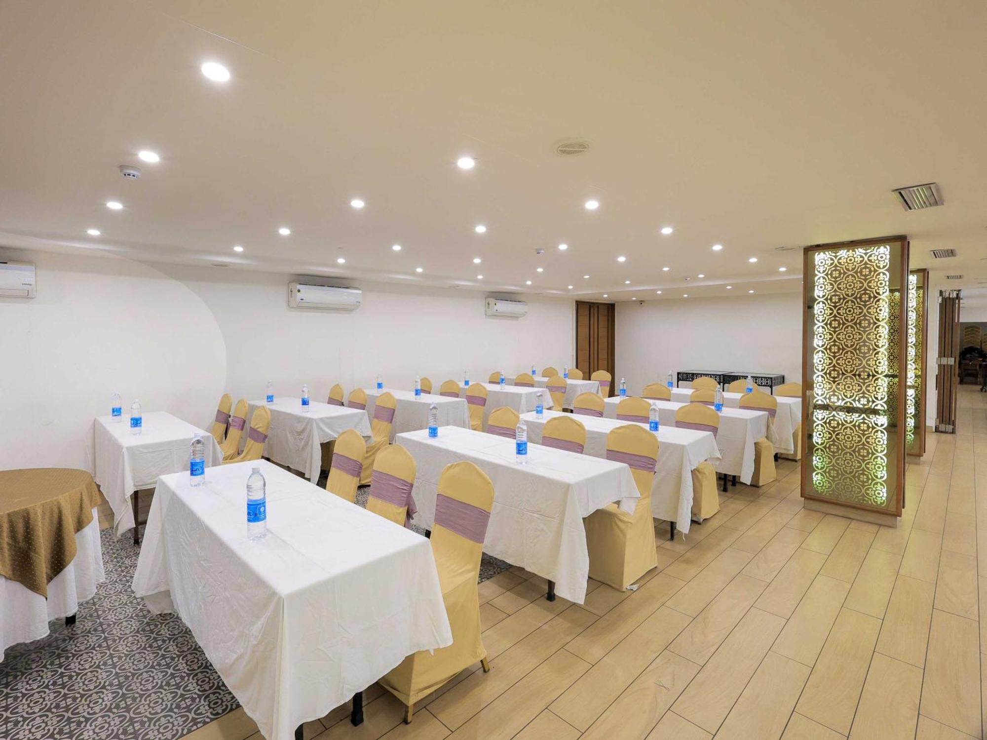 Hotel Surya Vadodara Bagian luar foto