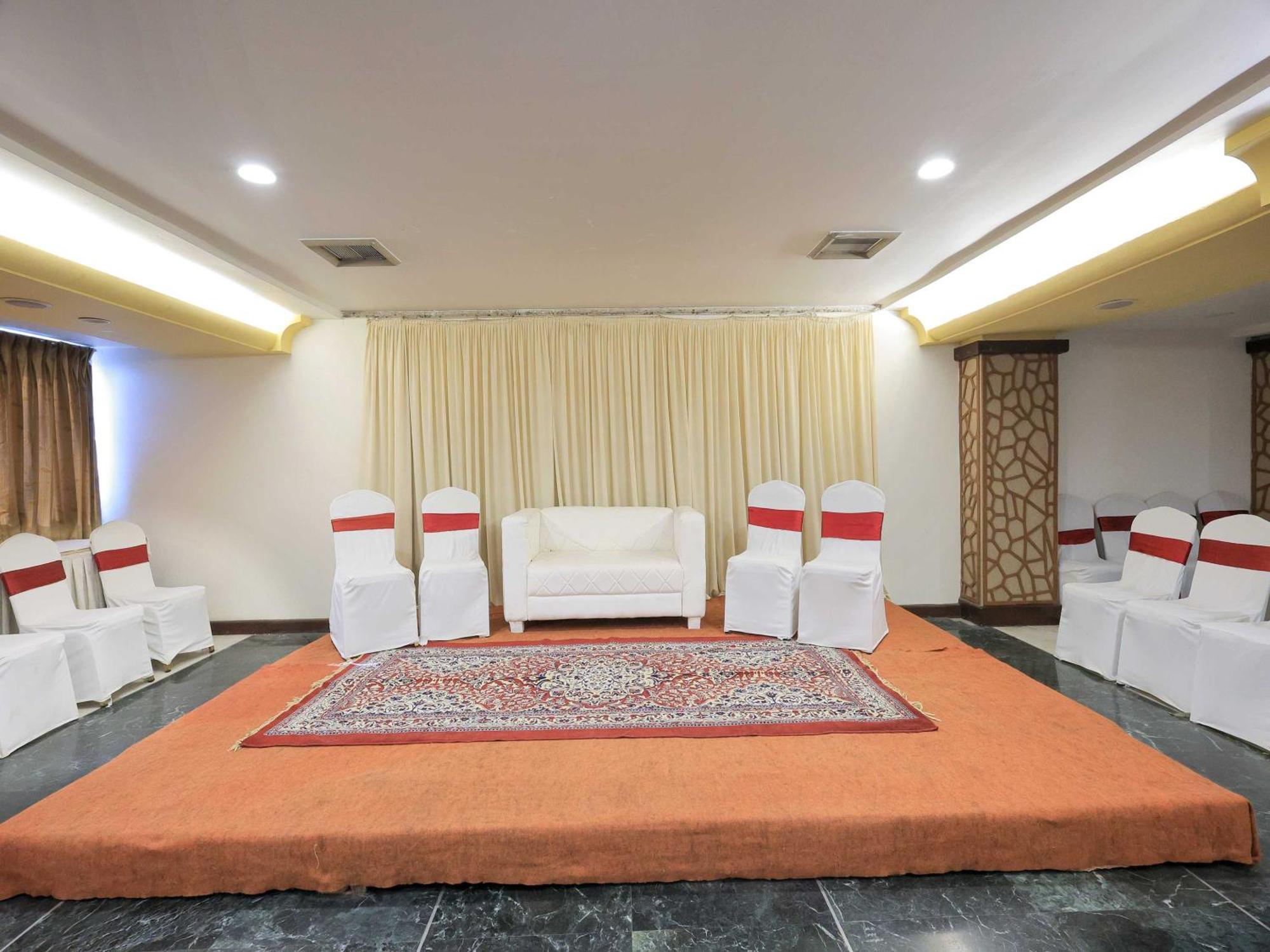 Hotel Surya Vadodara Bagian luar foto