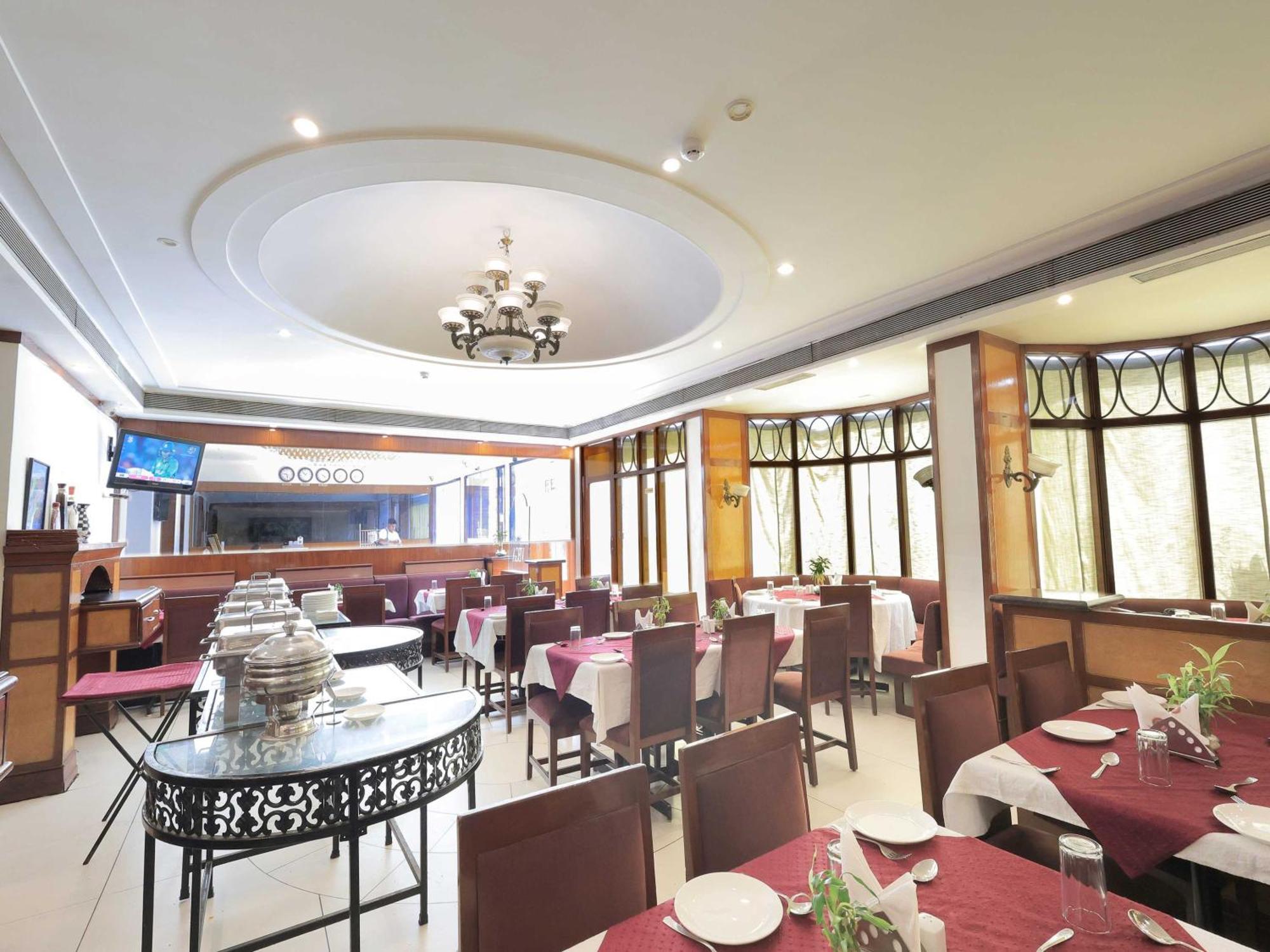 Hotel Surya Vadodara Bagian luar foto