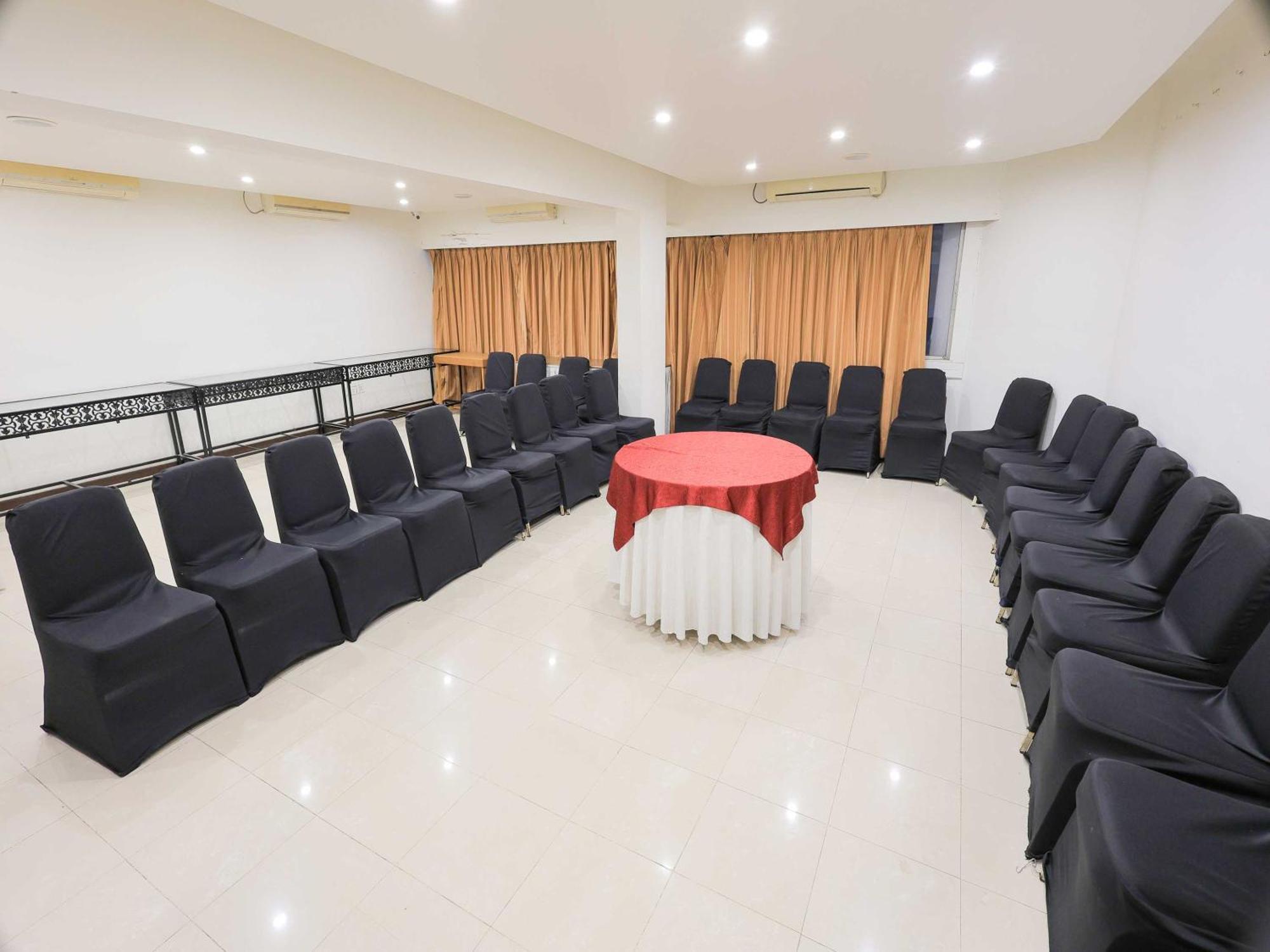 Hotel Surya Vadodara Bagian luar foto