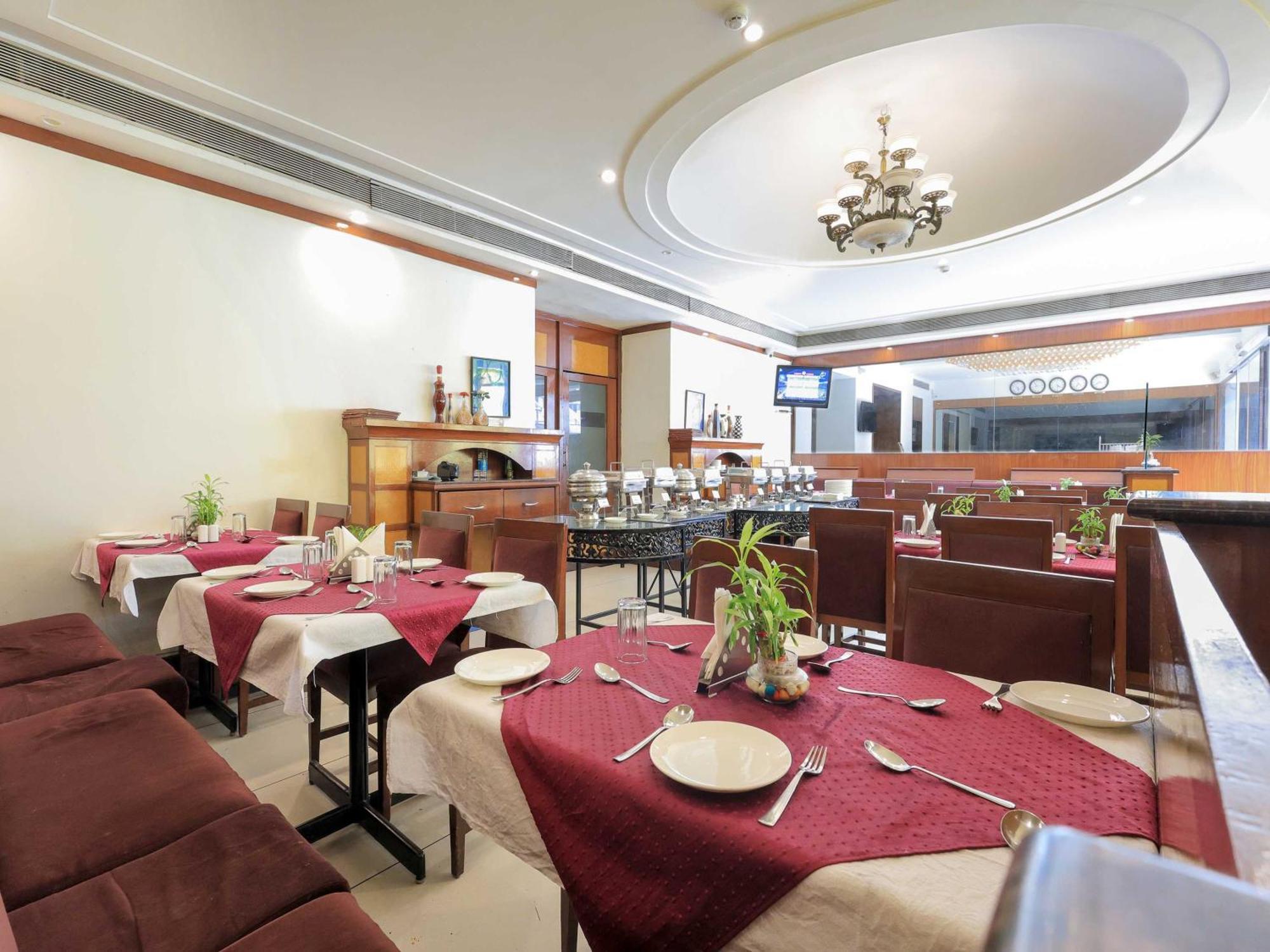 Hotel Surya Vadodara Bagian luar foto