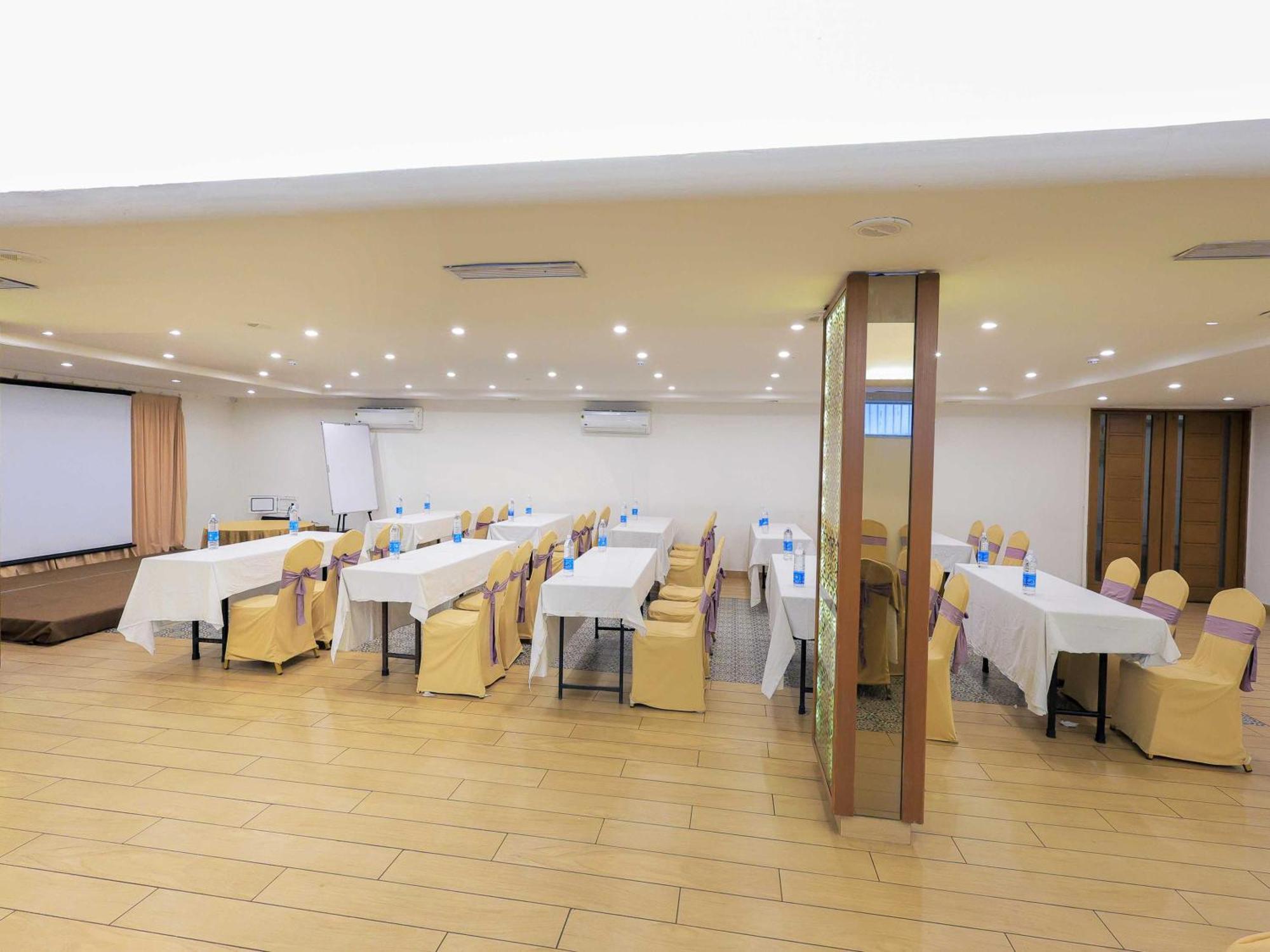 Hotel Surya Vadodara Bagian luar foto