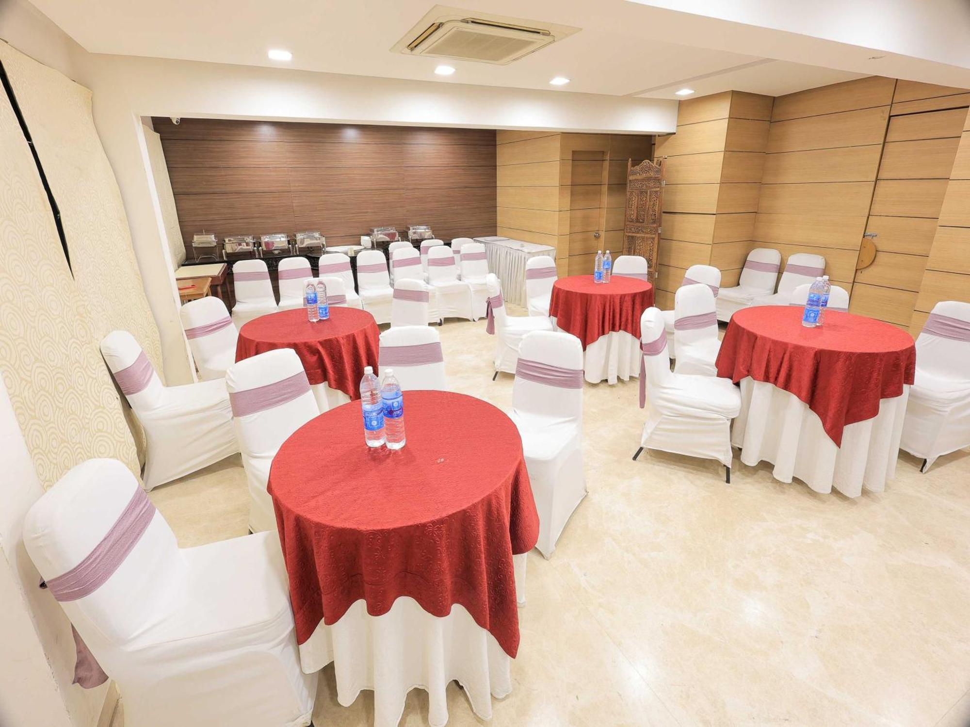 Hotel Surya Vadodara Bagian luar foto