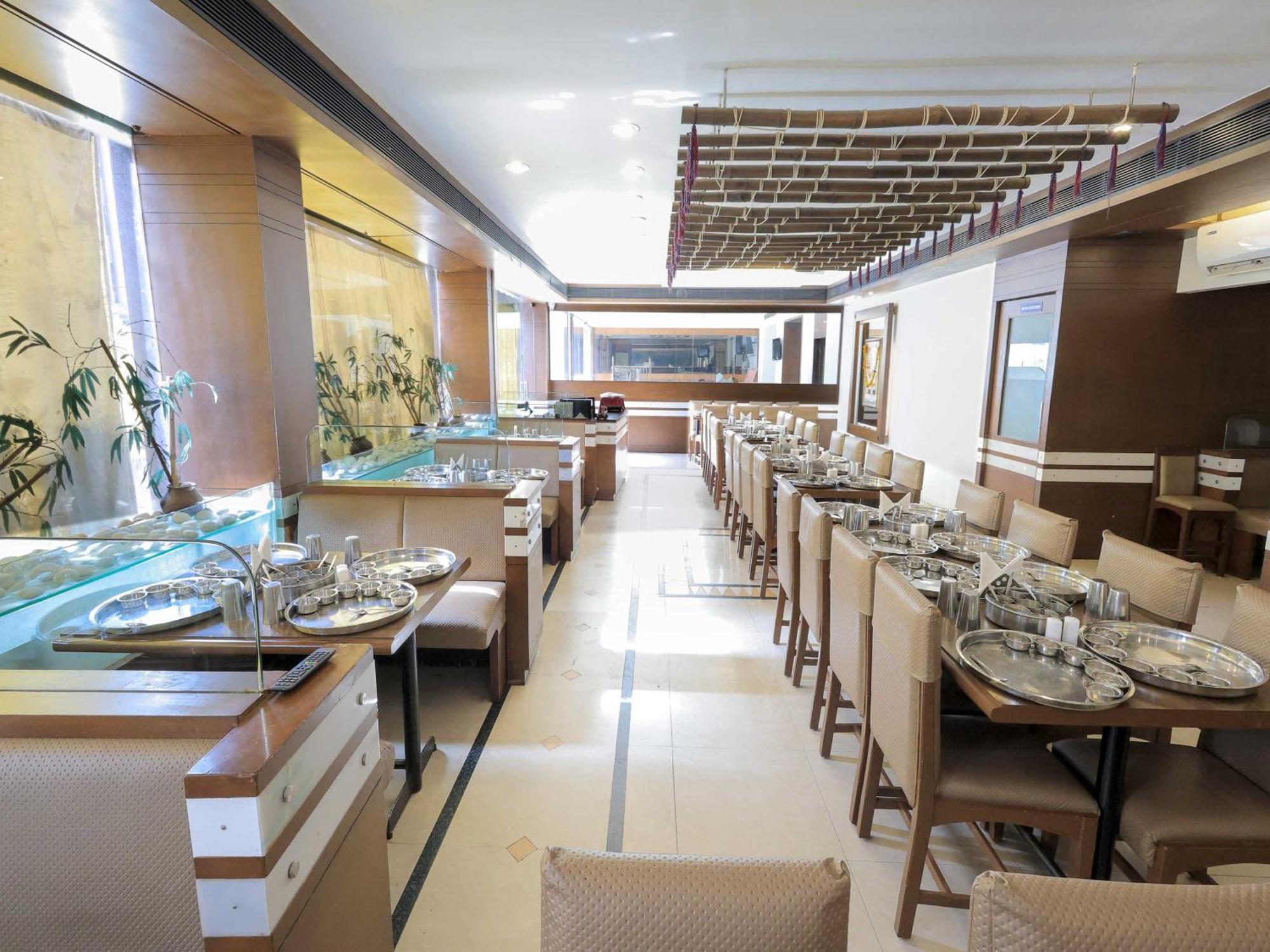Hotel Surya Vadodara Bagian luar foto