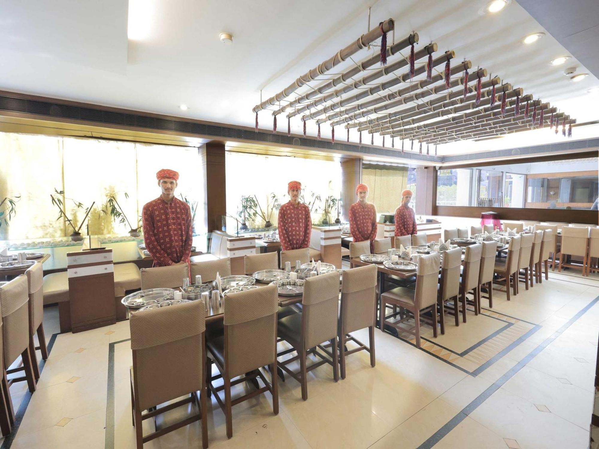 Hotel Surya Vadodara Bagian luar foto