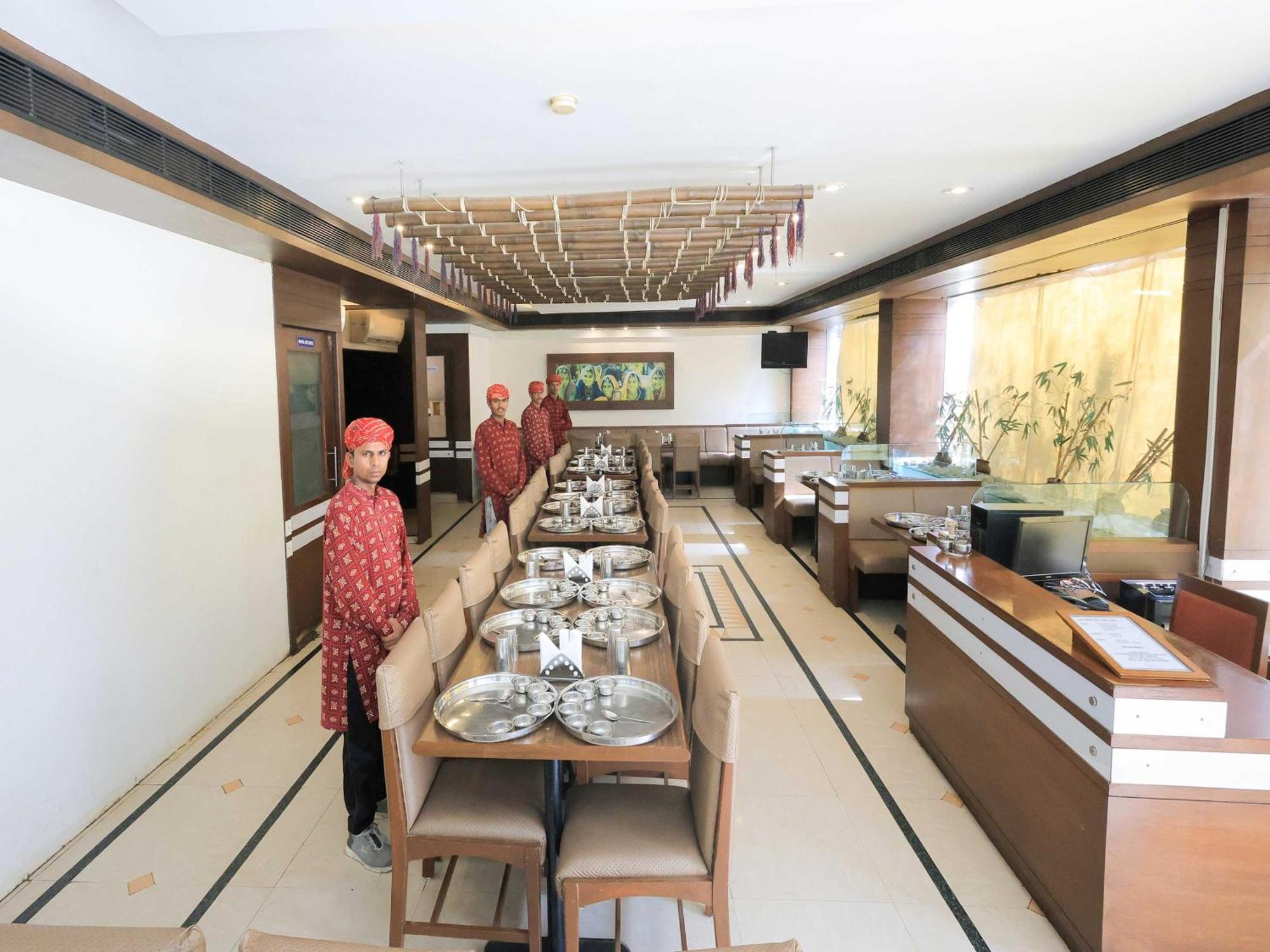 Hotel Surya Vadodara Bagian luar foto