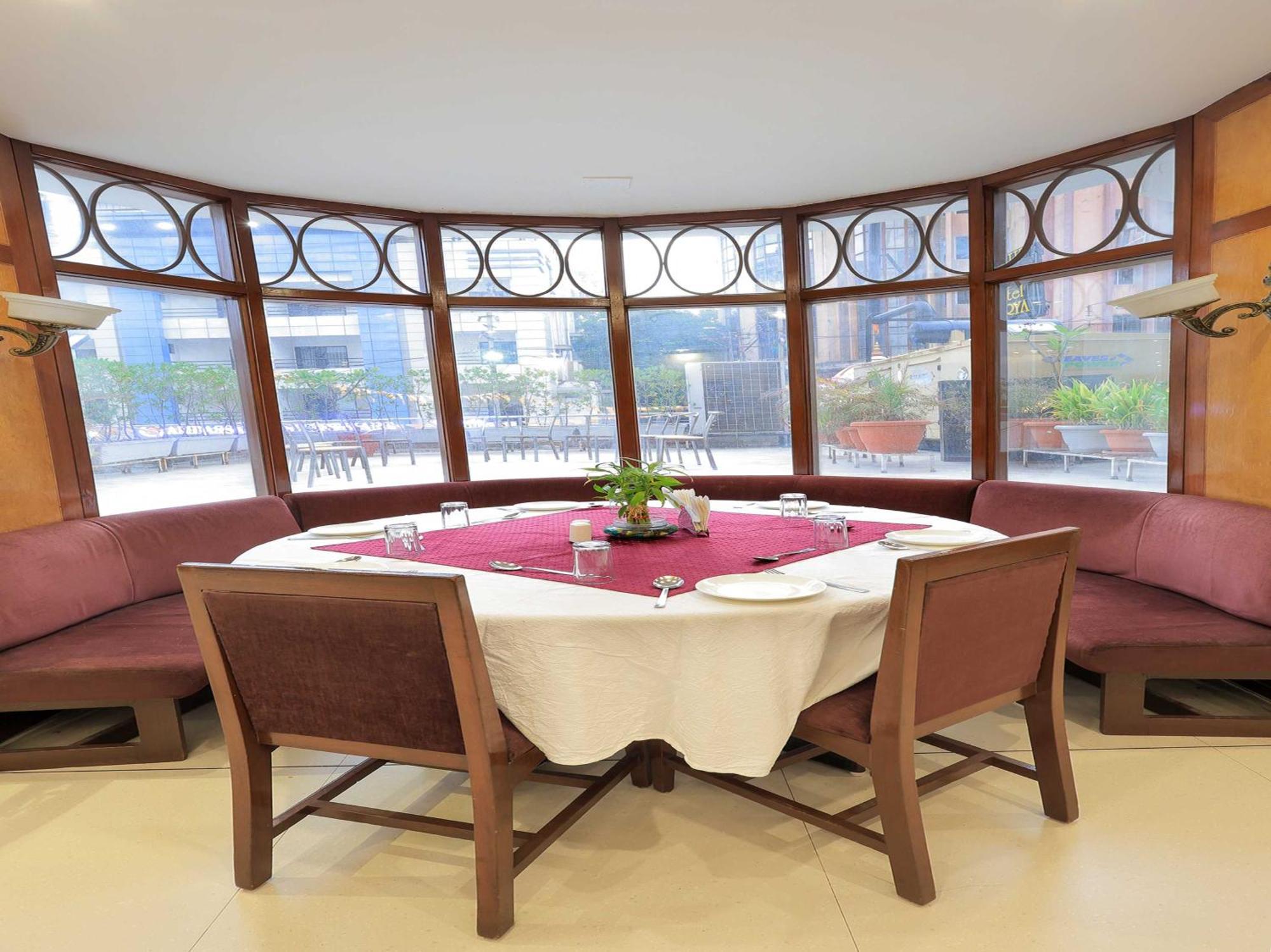 Hotel Surya Vadodara Bagian luar foto