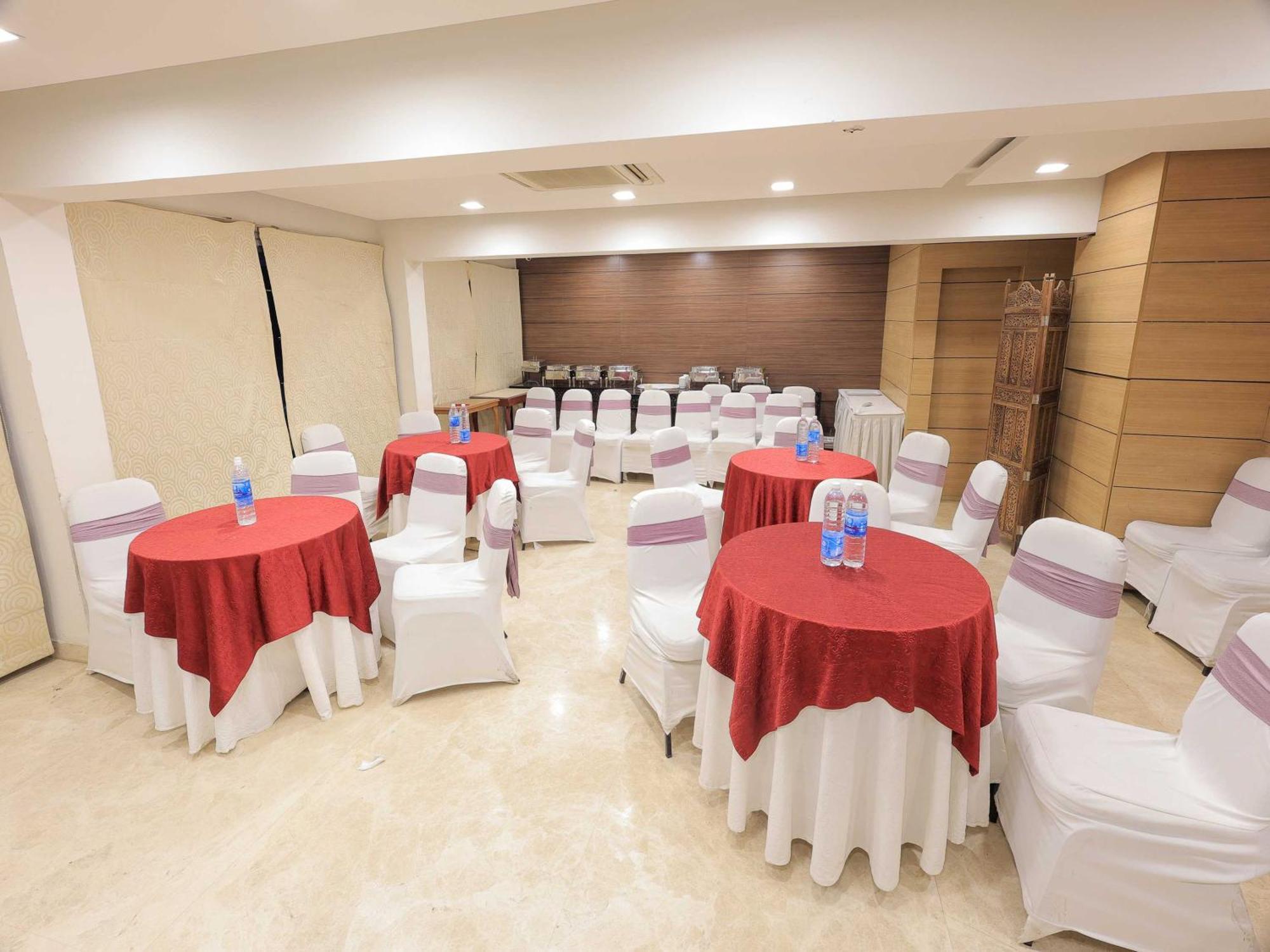 Hotel Surya Vadodara Bagian luar foto