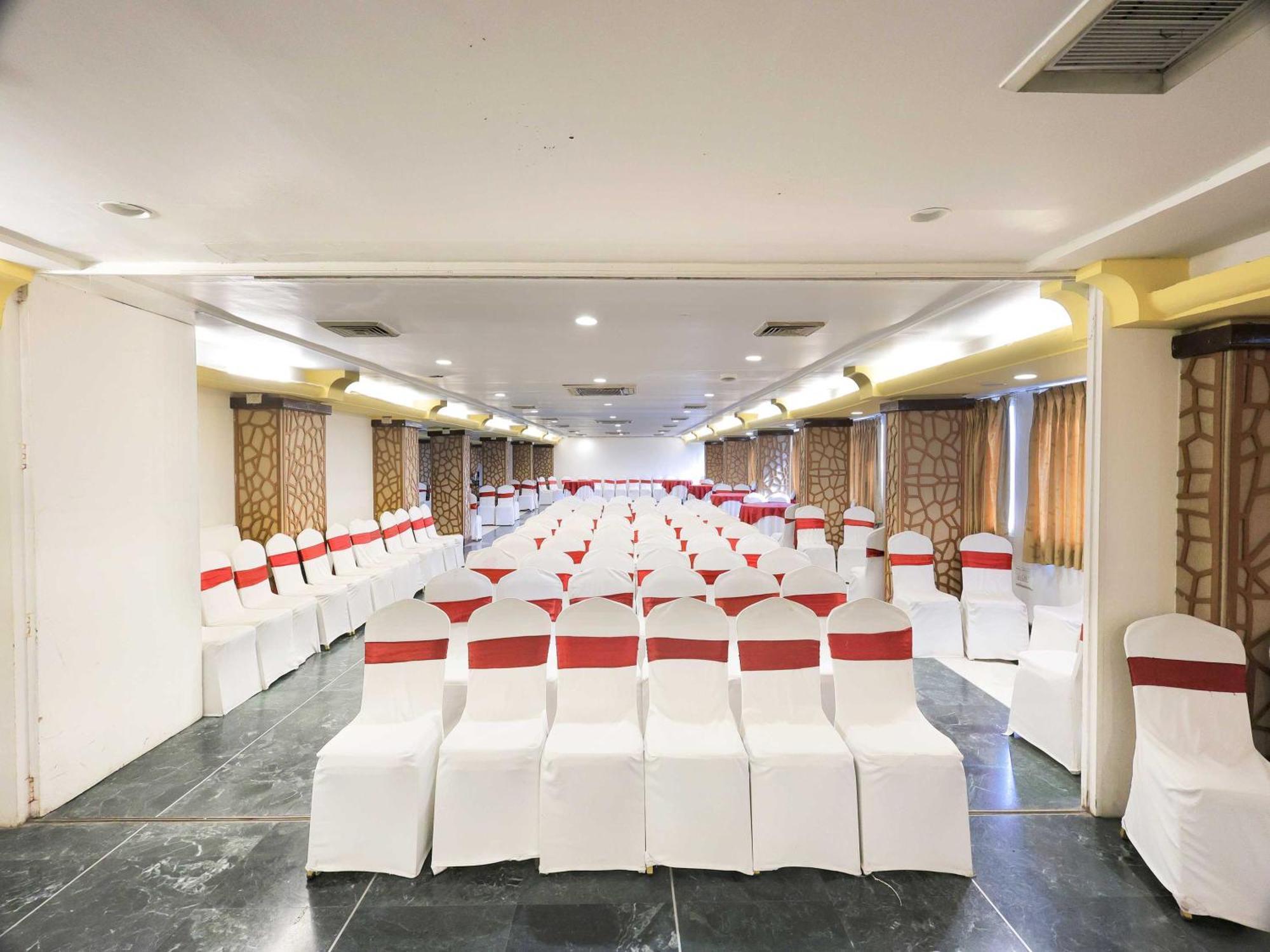 Hotel Surya Vadodara Bagian luar foto