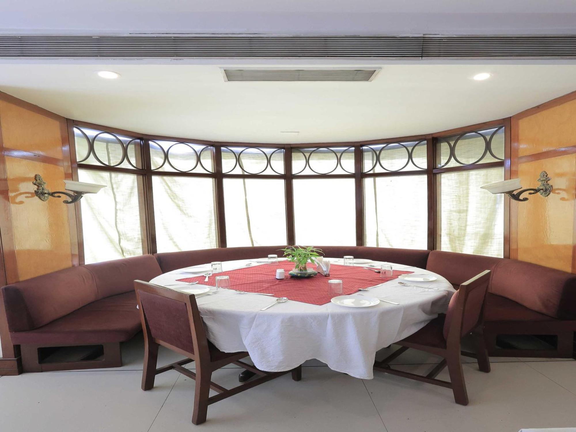 Hotel Surya Vadodara Bagian luar foto