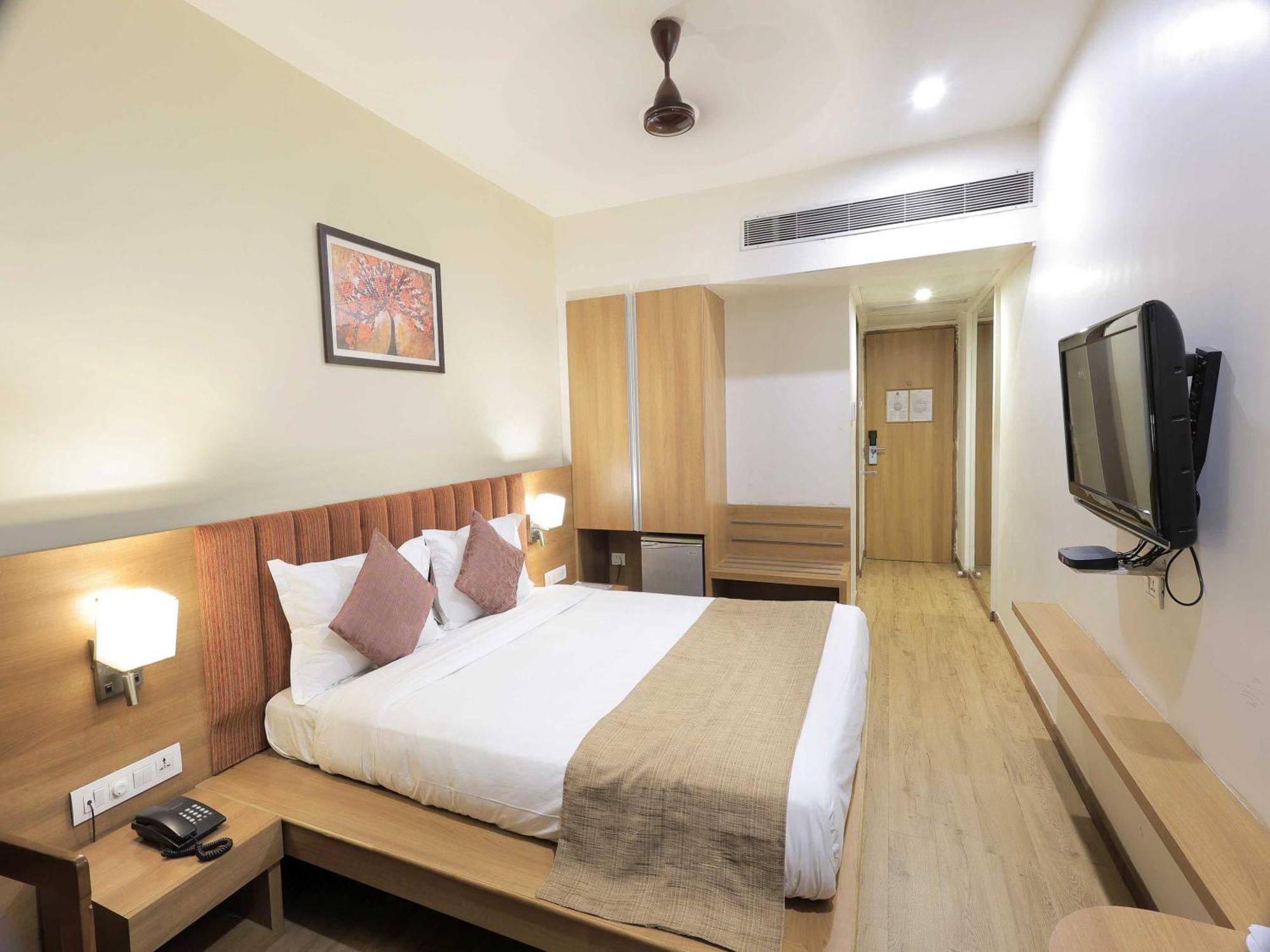 Hotel Surya Vadodara Bagian luar foto