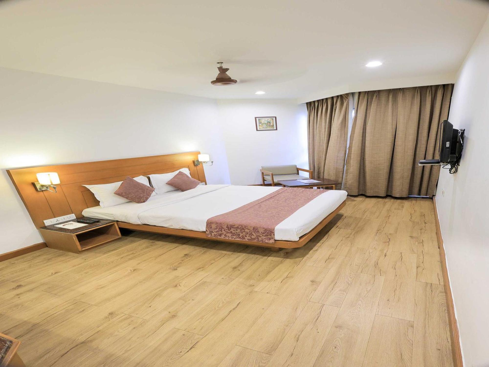Hotel Surya Vadodara Bagian luar foto