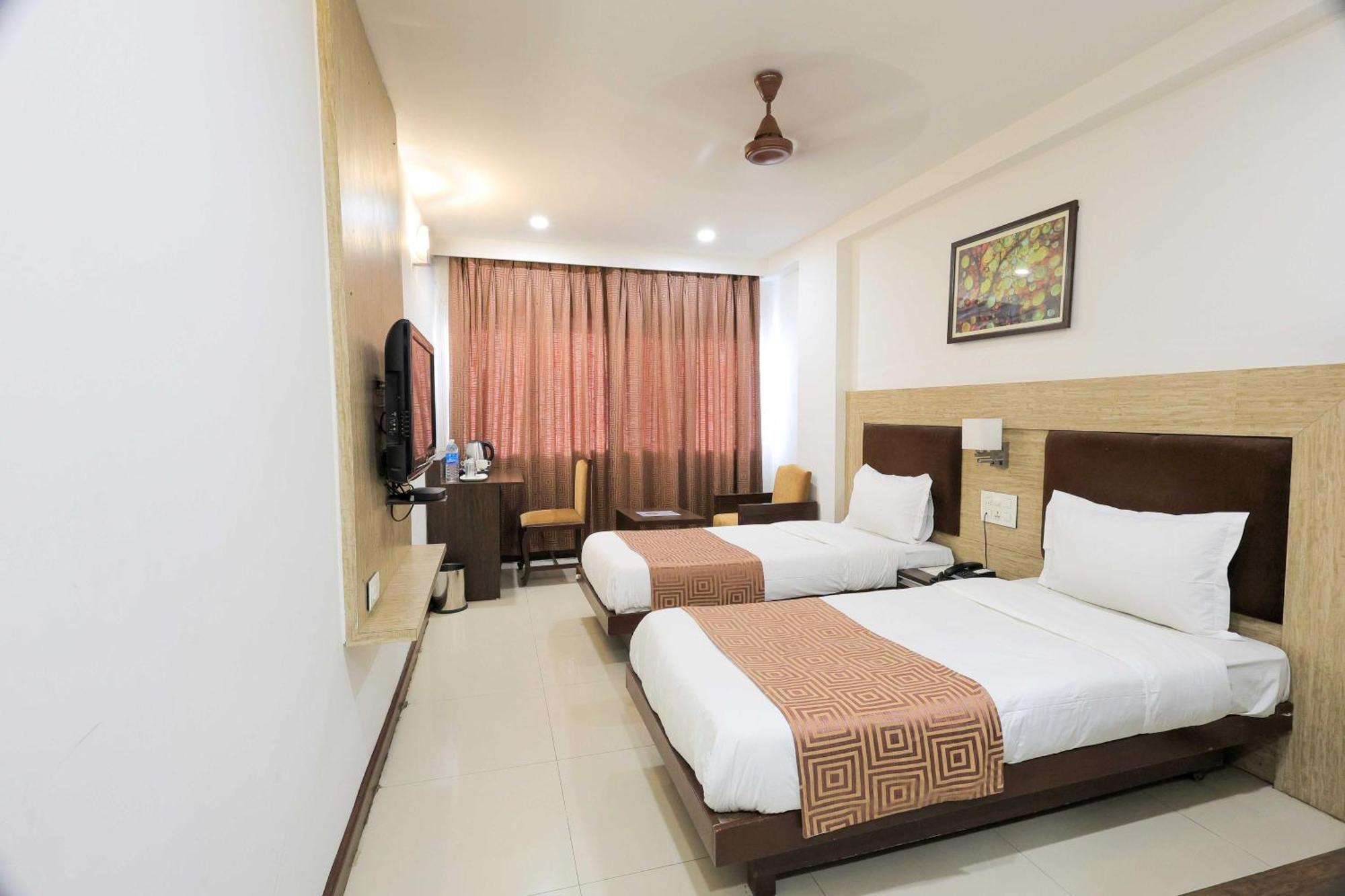 Hotel Surya Vadodara Bagian luar foto