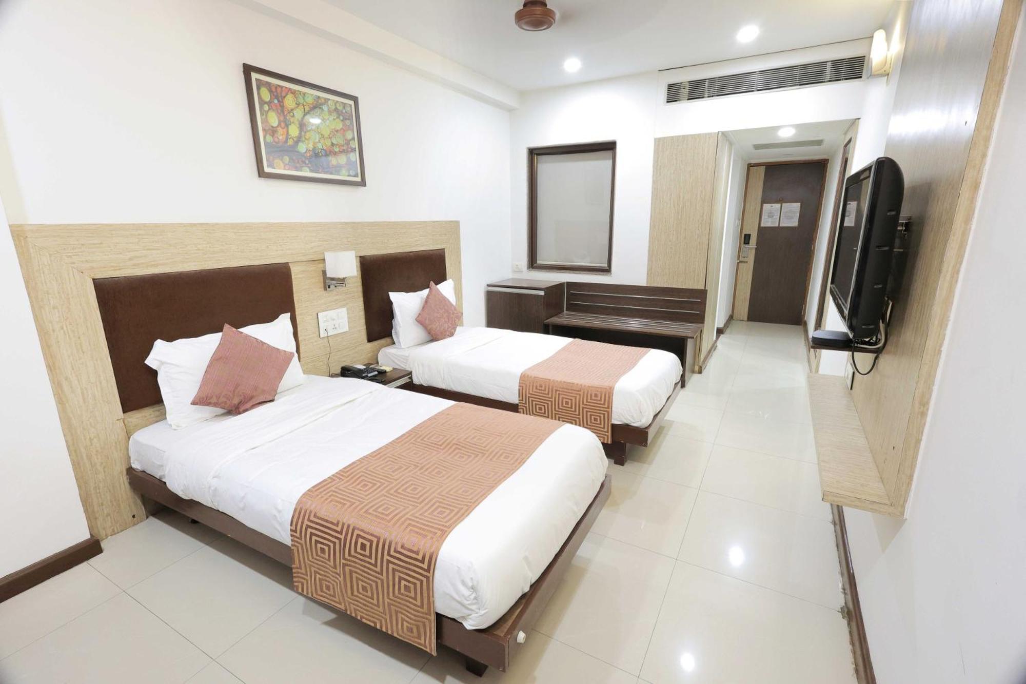 Hotel Surya Vadodara Bagian luar foto