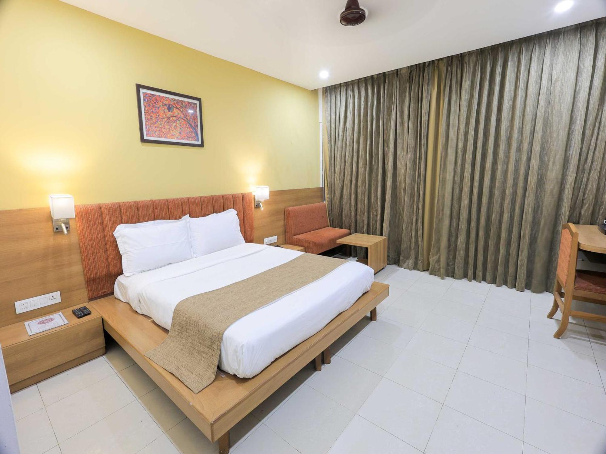 Hotel Surya Vadodara Bagian luar foto