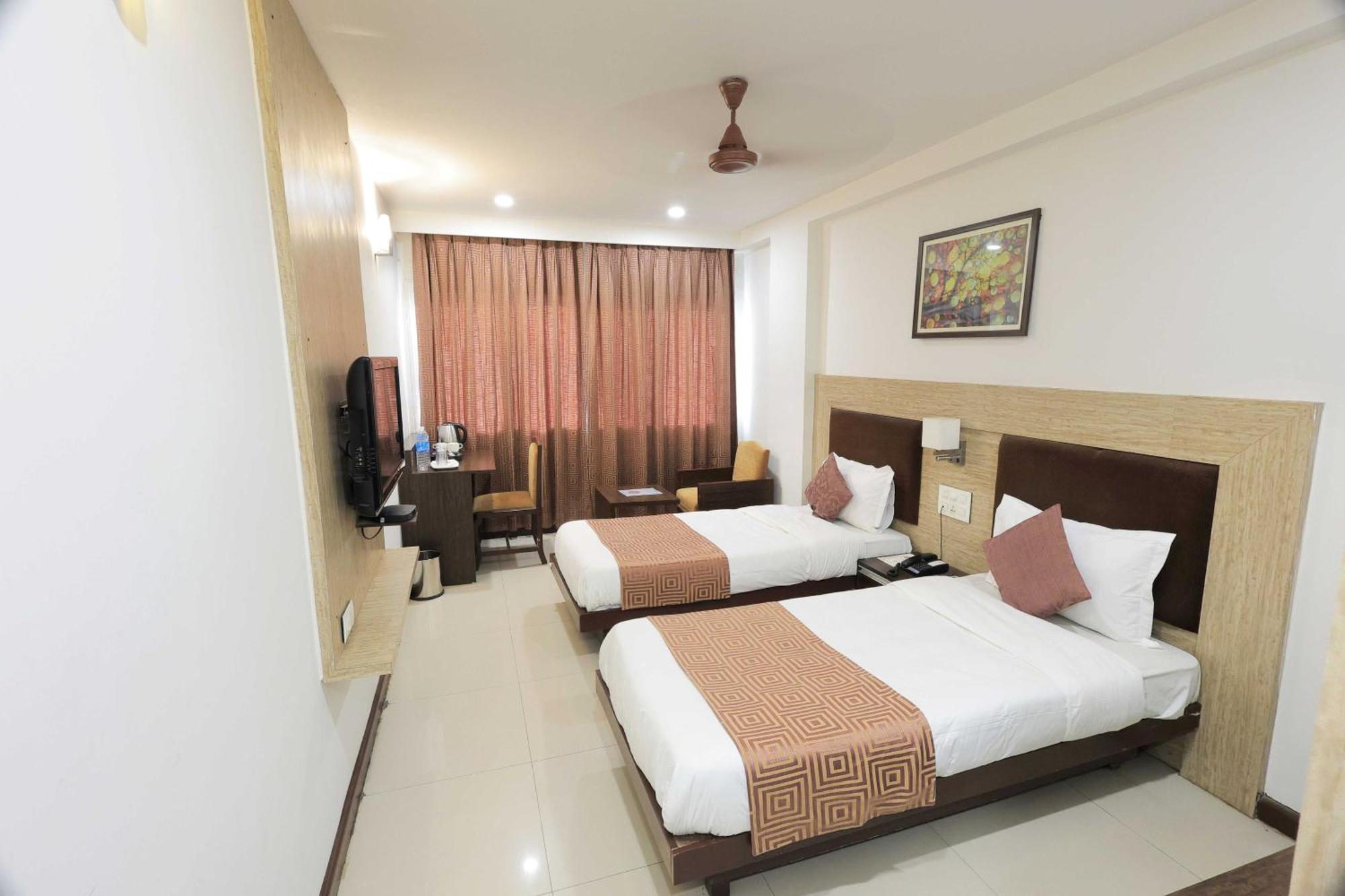 Hotel Surya Vadodara Bagian luar foto