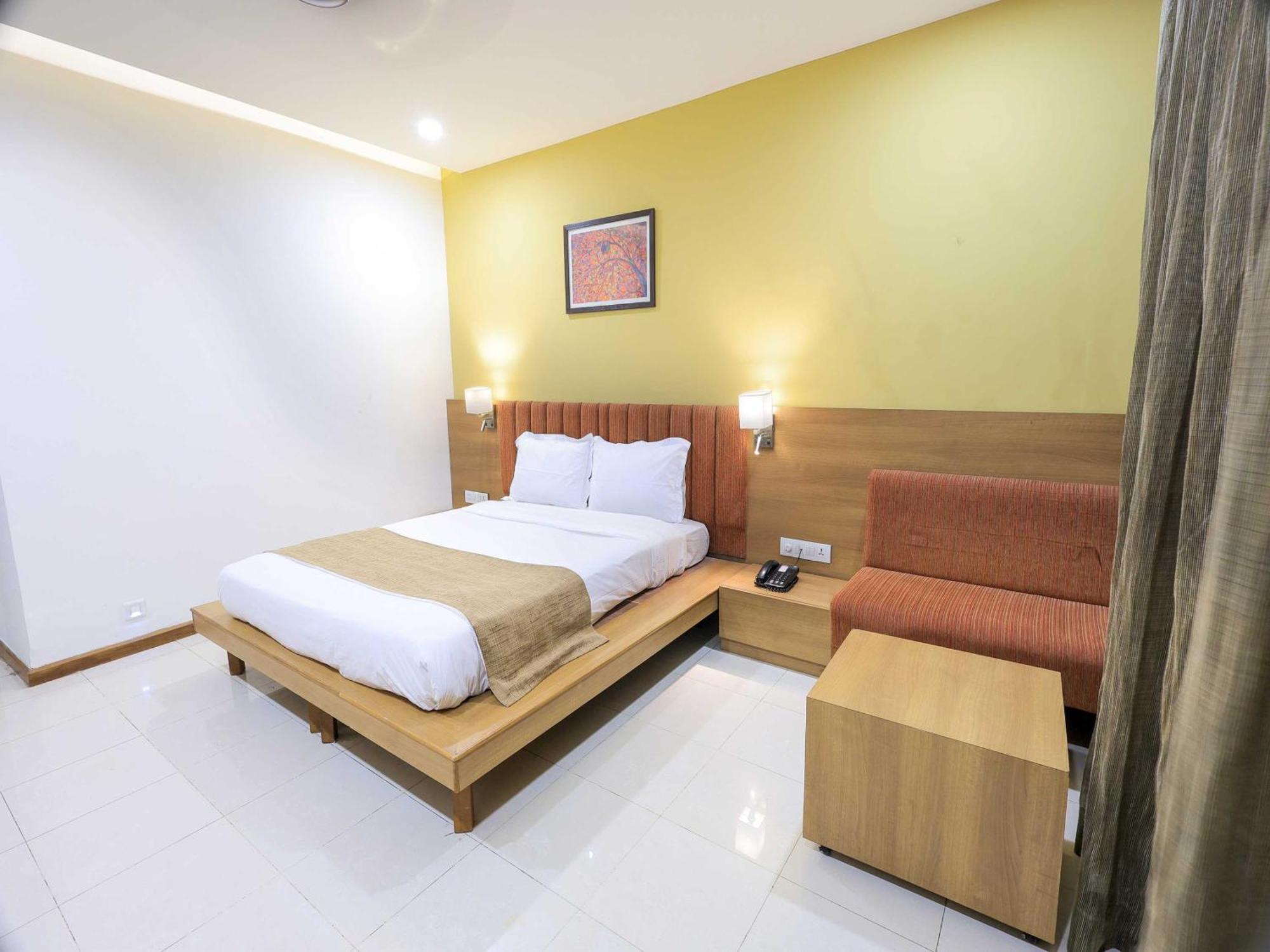 Hotel Surya Vadodara Bagian luar foto
