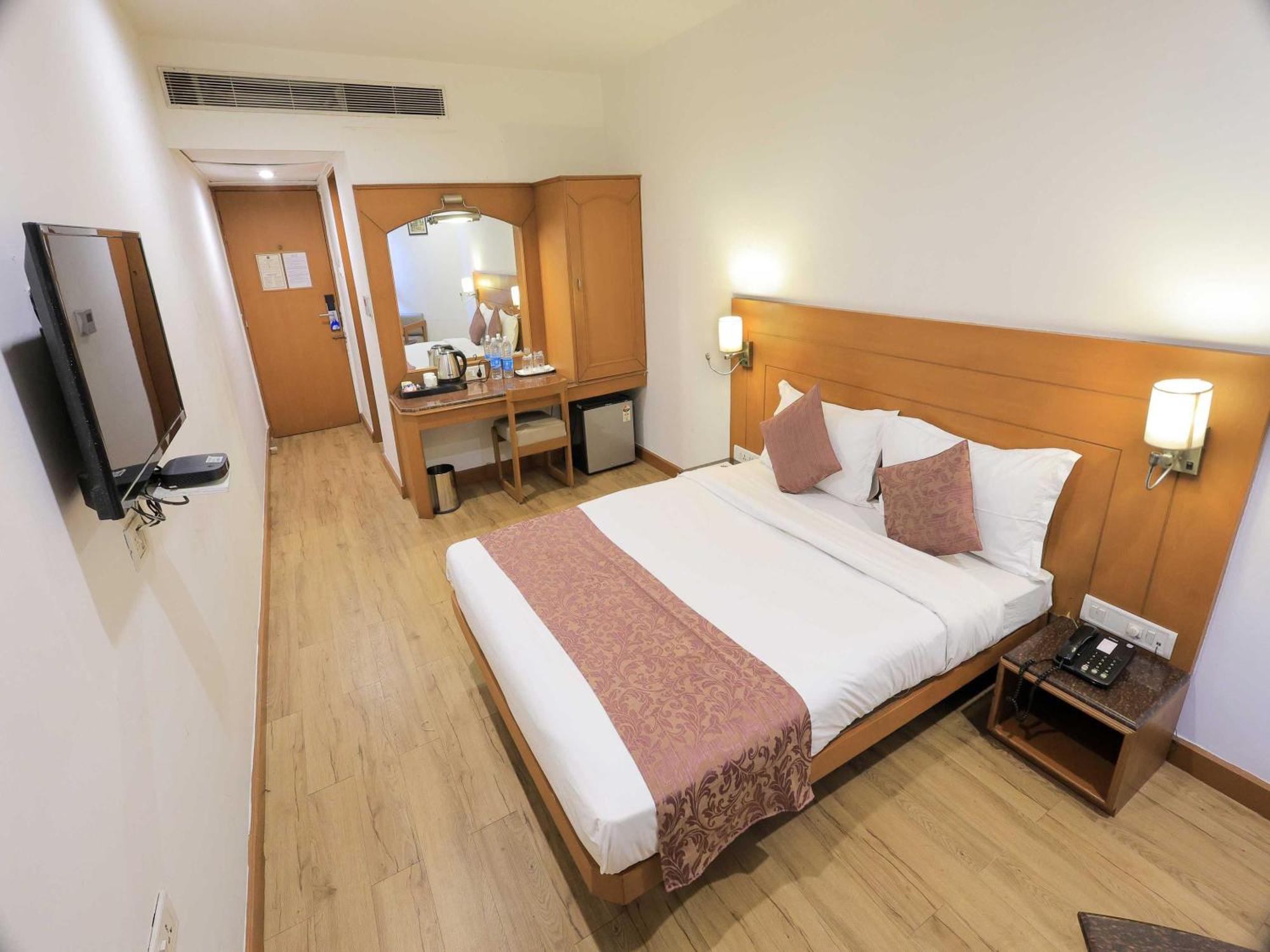 Hotel Surya Vadodara Bagian luar foto