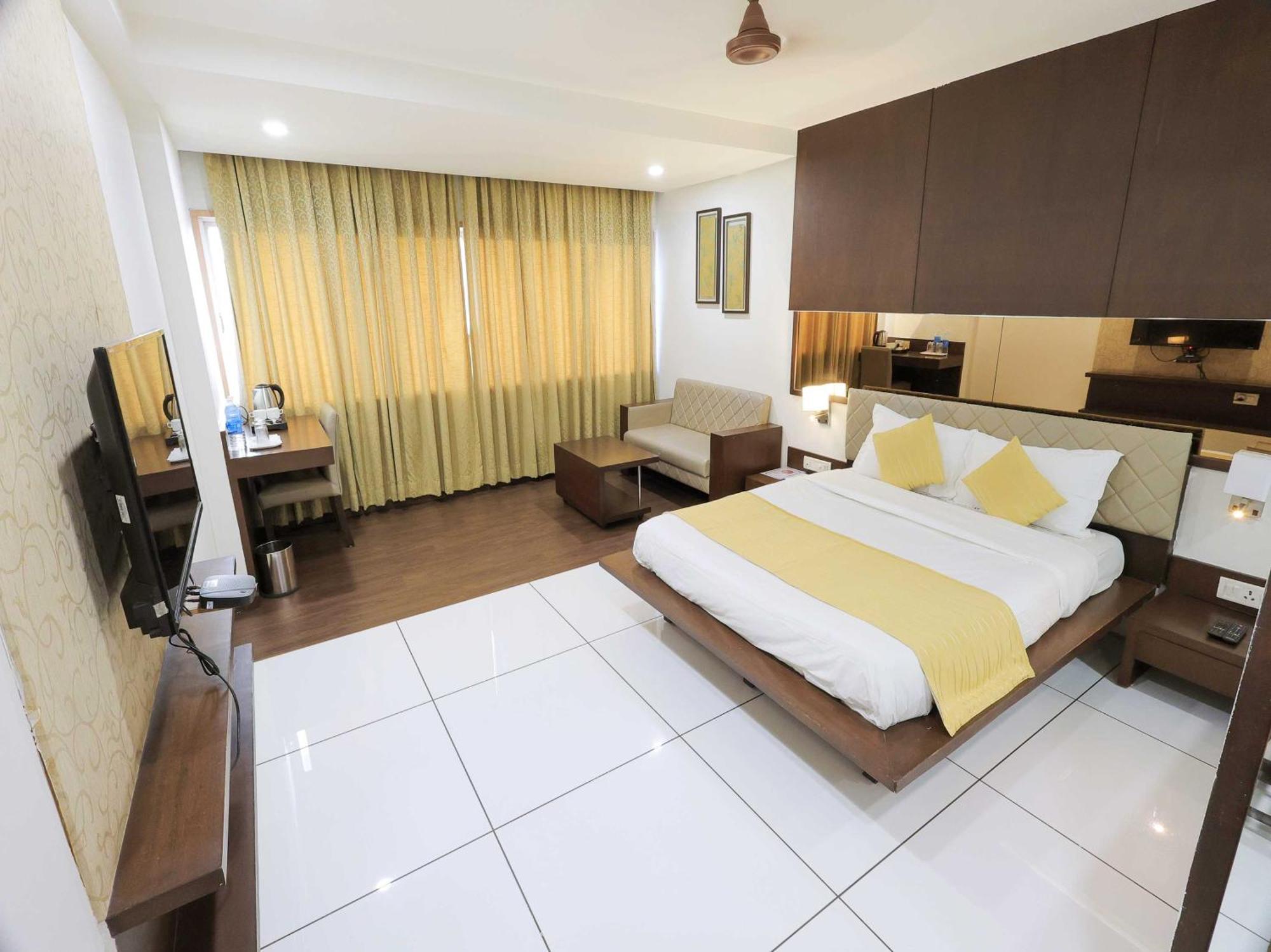 Hotel Surya Vadodara Bagian luar foto