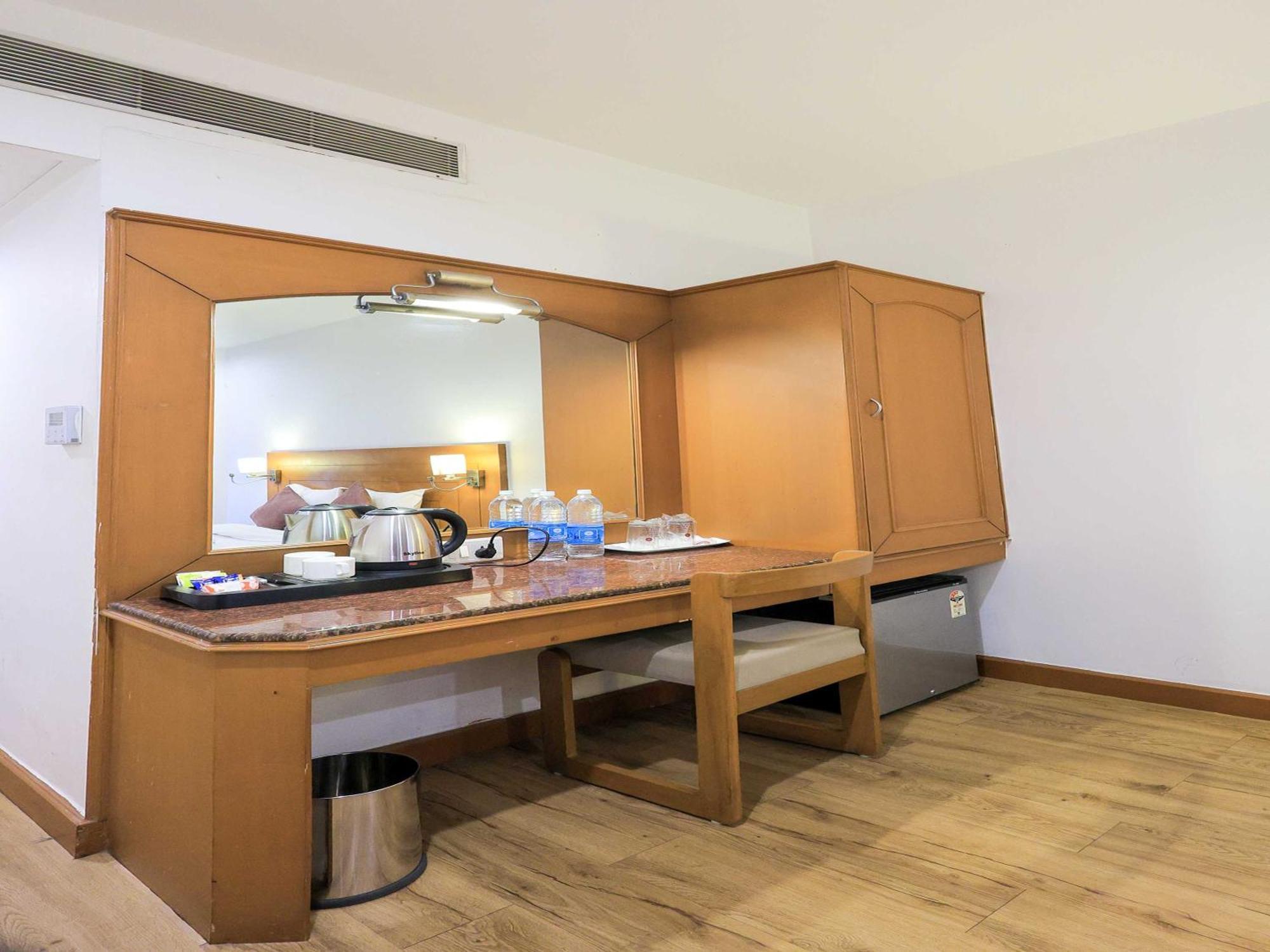Hotel Surya Vadodara Bagian luar foto