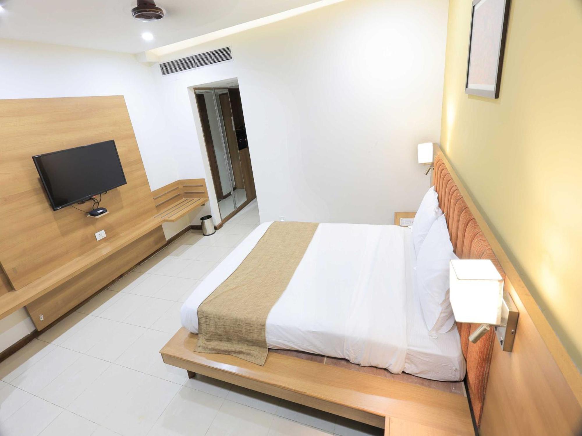 Hotel Surya Vadodara Bagian luar foto